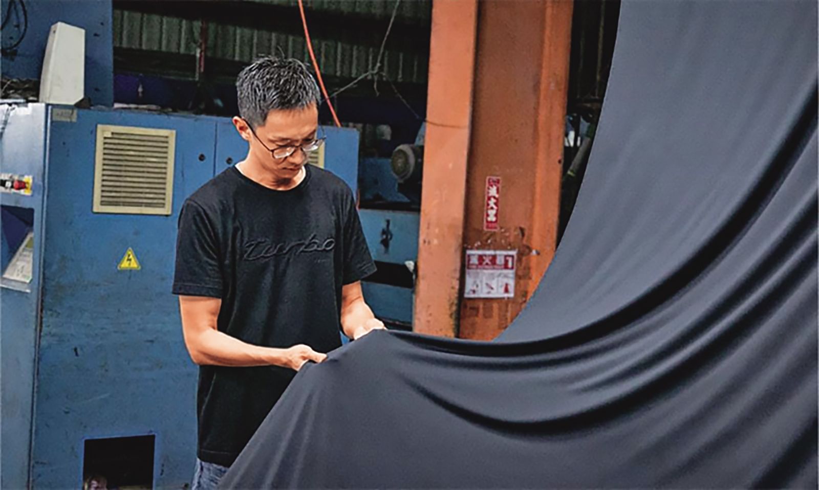 洪家傑過去一直在父親創立的億馨針織擔任總經理，後來則自立門戶開公司