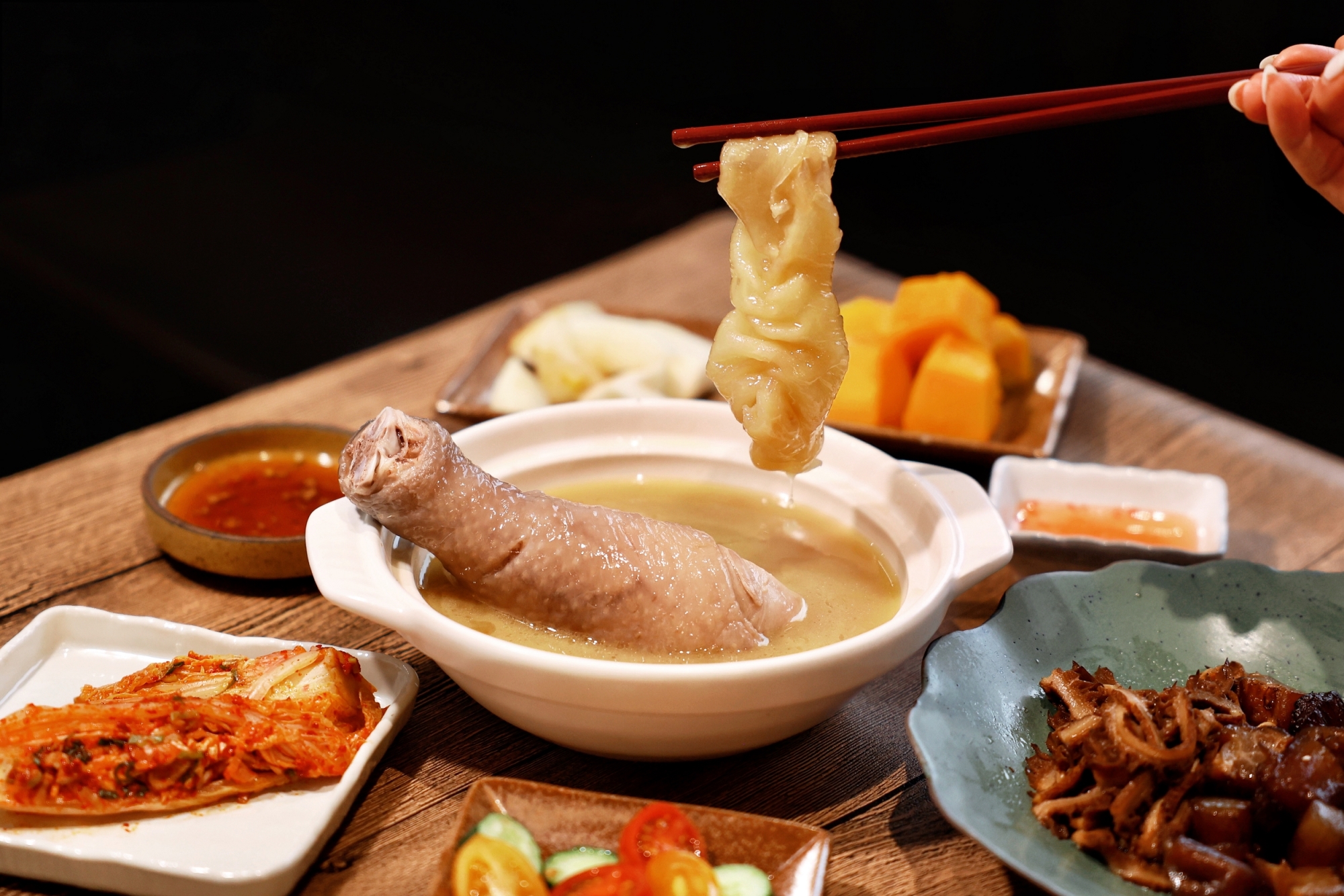 香港出生、來台深耕餐飲多年的名廚林明健，以經營米其林餐廳對風味的精準追求，投注於家鄉記憶的港式老火湯，打造港式養生煲湯品牌「好好養湯」，2026年3月下旬進駐春大直的主廚市場。圖為「花膠雞白濃湯」。（好好養湯提供）