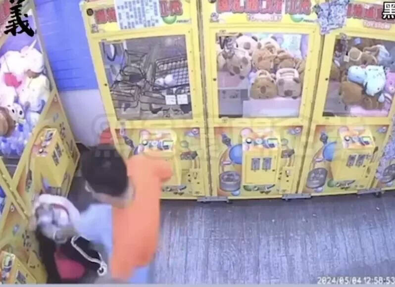 蕭男連踹許女7腳，她疼得蜷縮在娃娃機旁。（讀者提供）