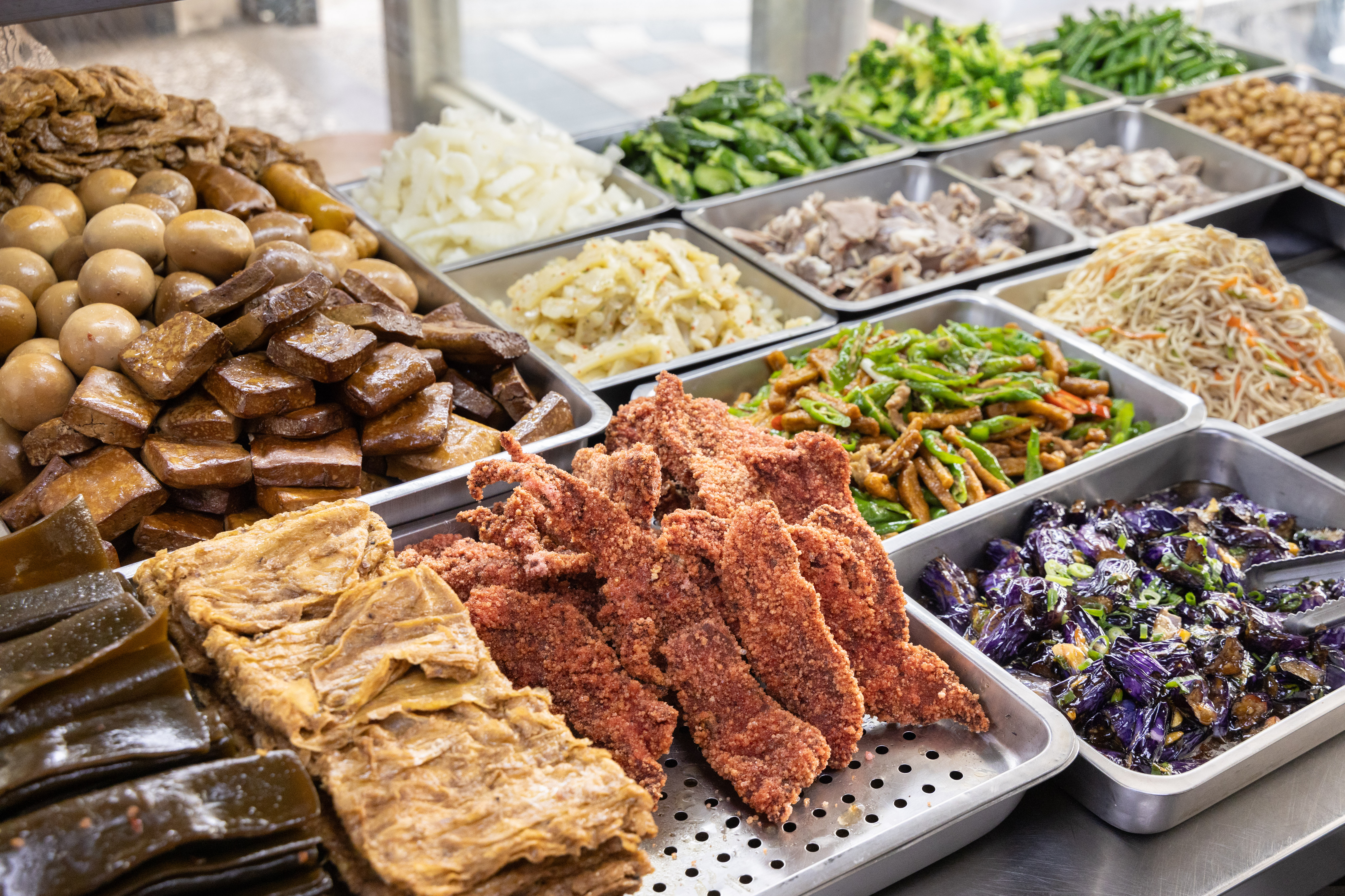 超過20種自製小菜，有滷味、涼拌蔬菜和紅燒肉。（15～60元／份）