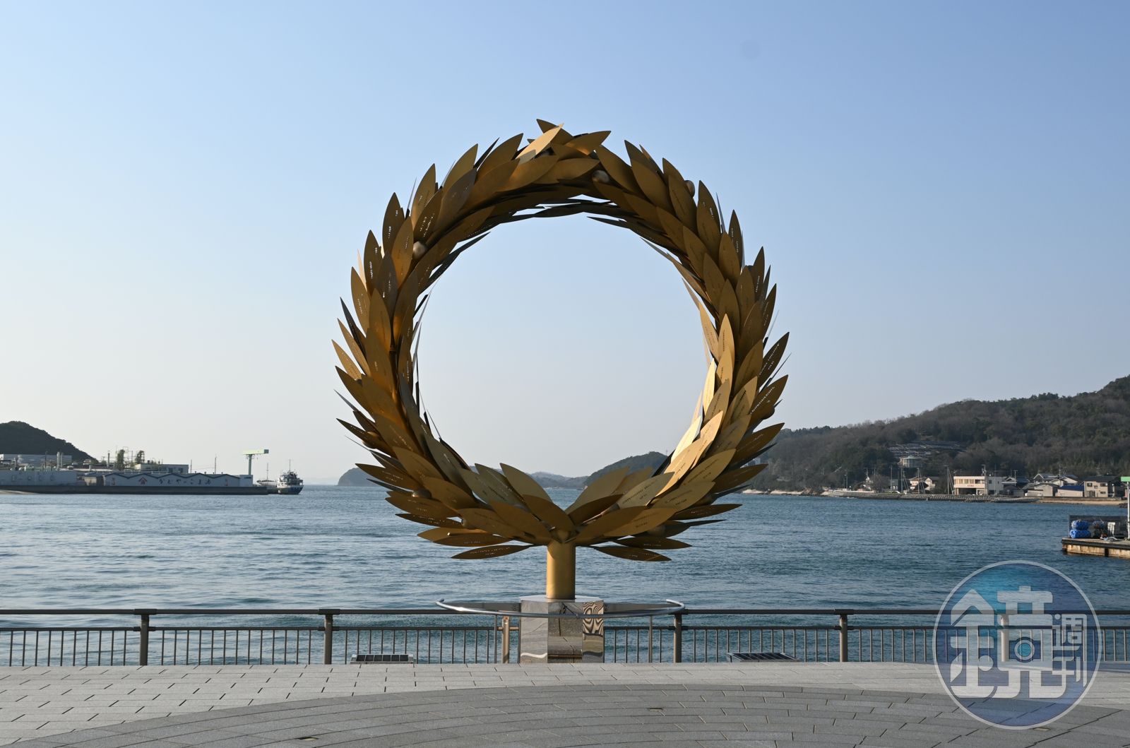 島嶼入口處設置了一座以橄欖葉製成的金色王冠《太陽の贈り物》,可從金色圓環中望向海景。(Credit:”Gift of The Sun” Choi Jeong Hwa)