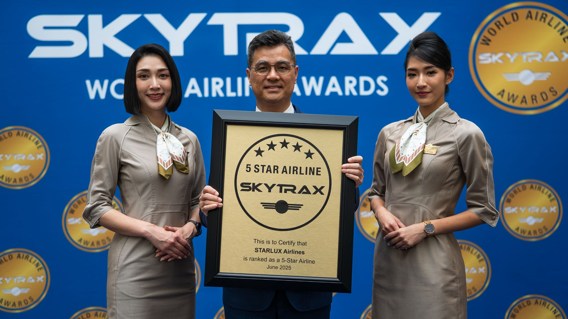 2025 SKYTRAX全球航空公司大獎頒獎典禮上,執行長翟健華親手接下航空界最高榮譽「五星航空」獎牌,並更奪下「全球最佳卓越進步獎(World's Most Improved Airline)」第一名。(星宇航空提供)
