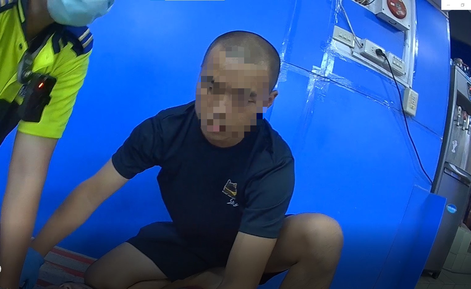 新竹縣一名熱心的平頭男子13日晚間協助急救昏倒的民眾，態度冷靜且相當專業，讓消防員印象深刻。（翻攝新埔消防隊臉書）