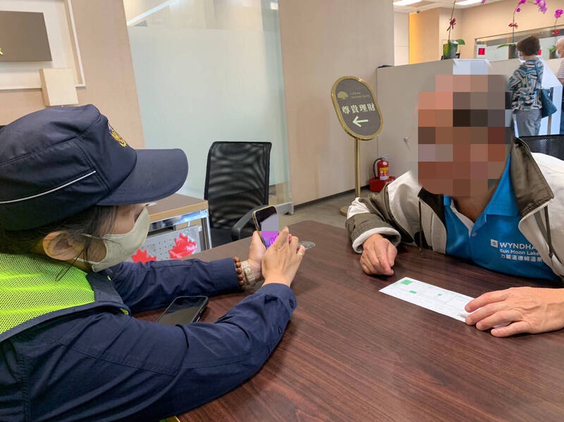 經西區所所長張慧茹耐心勸說，終於阻止洪男匯款7萬元。（翻攝畫面）