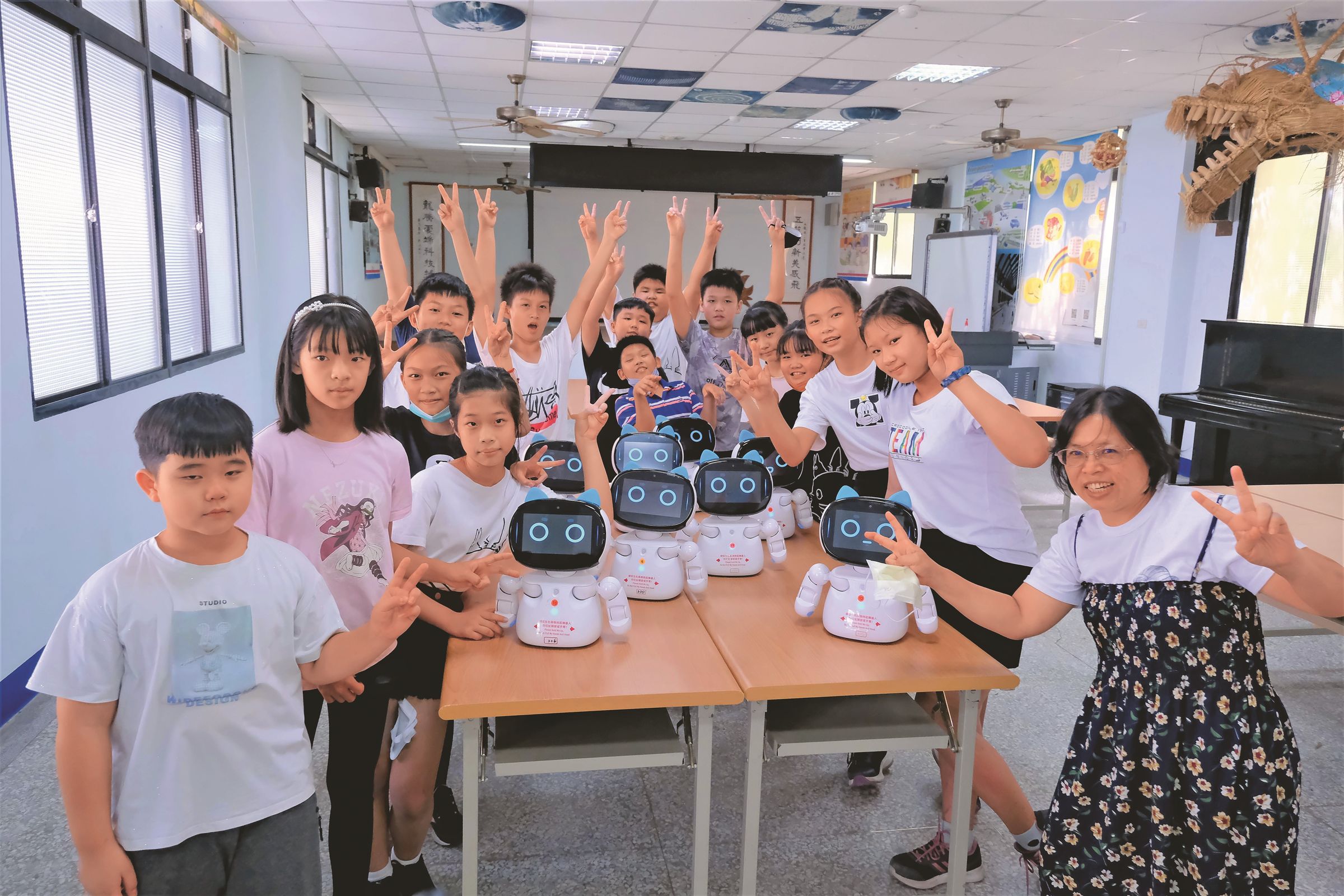 五龍國小近年轉型為STEAM實驗小學,科技教育導入機器人程式設計,讓學生在創客實作中培養邏輯思維。(新竹縣政府提供)