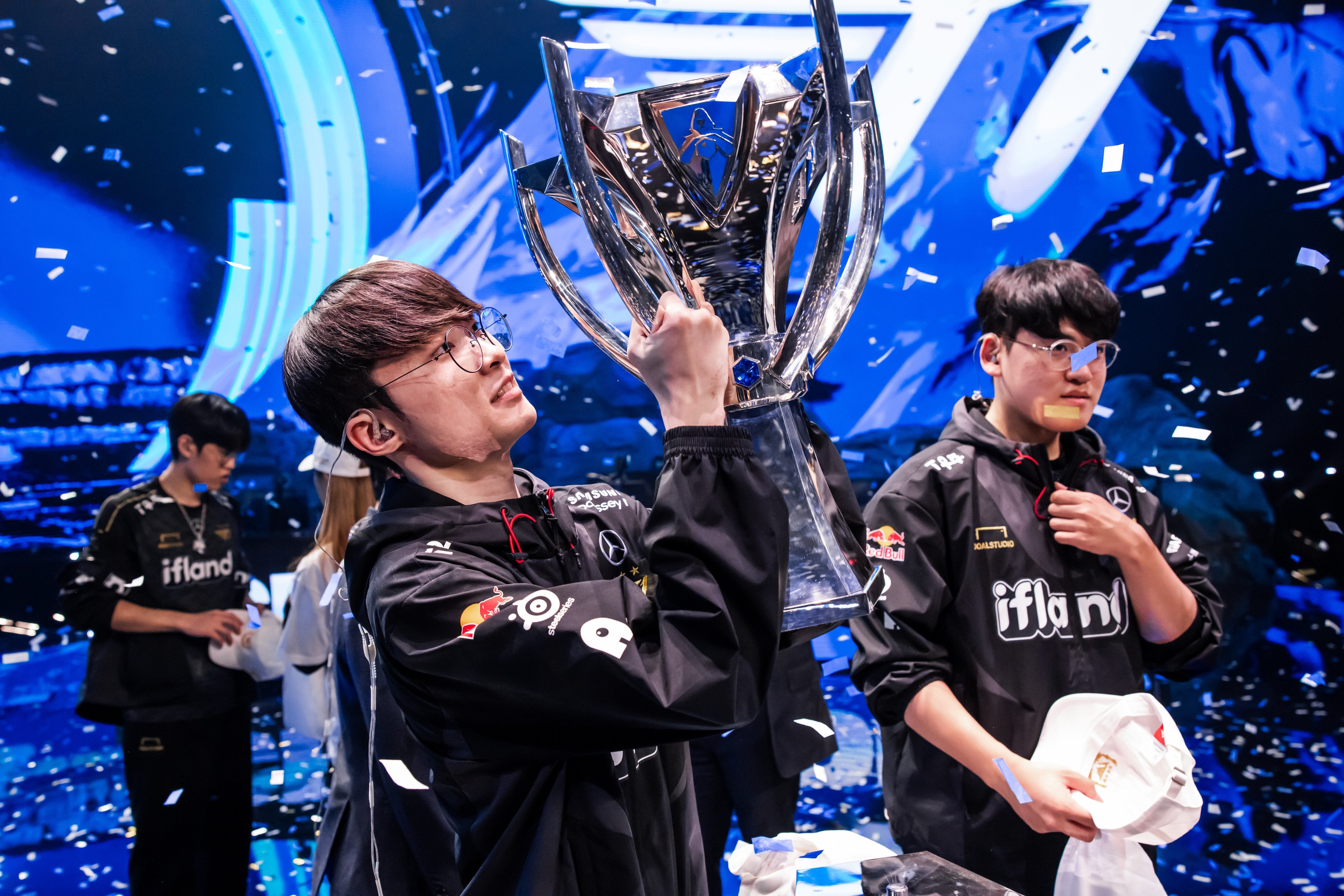 LCK賽區老牌勁旅T1以近乎輾壓局勢直落三擊敗中國賽區隊伍WBG，睽違7年再度捧冠。（翻攝自League of Legends官方推特）