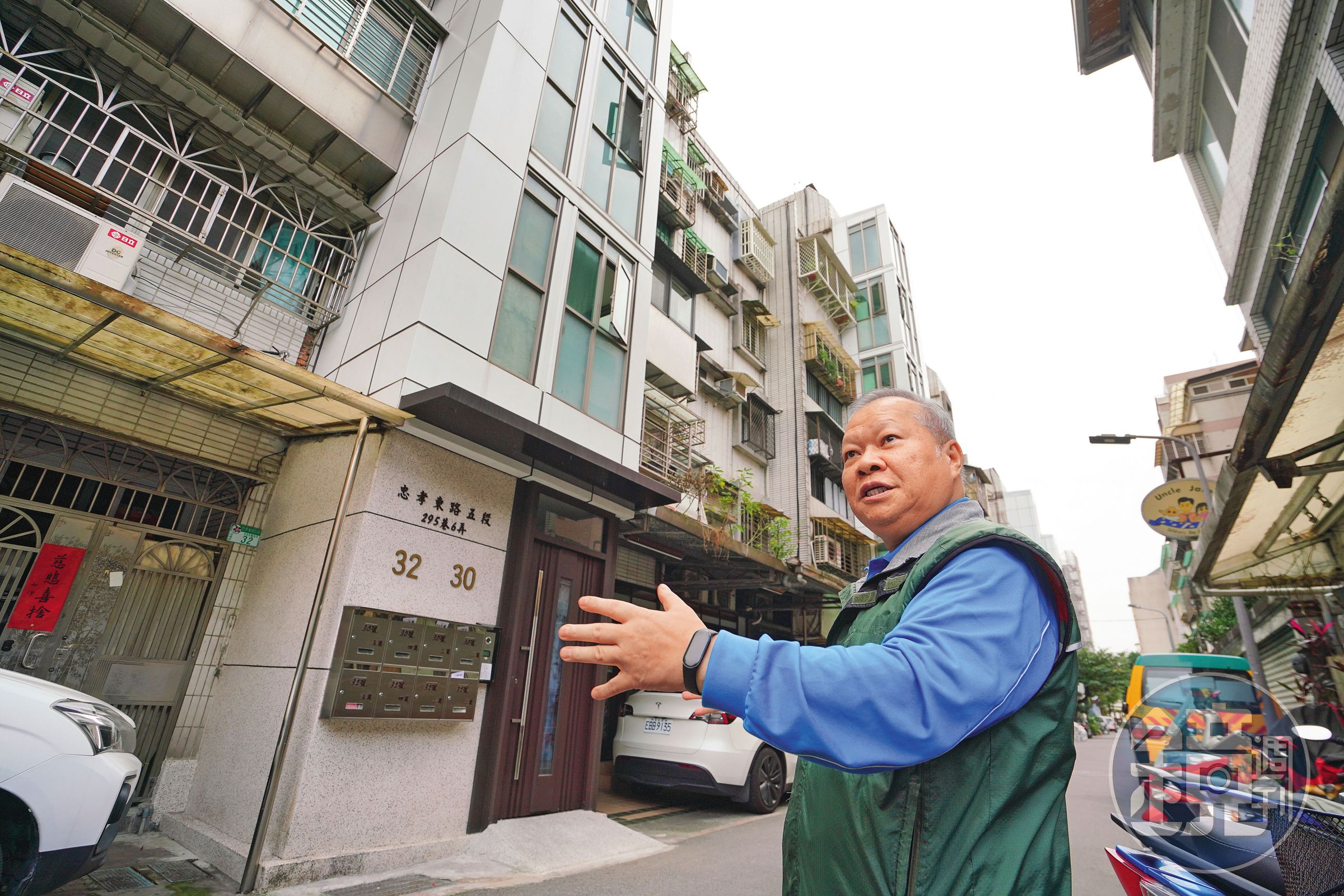 信義富台社區主委陳連壽是推動電梯自救的「雞婆」功臣,他挨家挨戶遊說蓋電梯,讓房屋大增值。