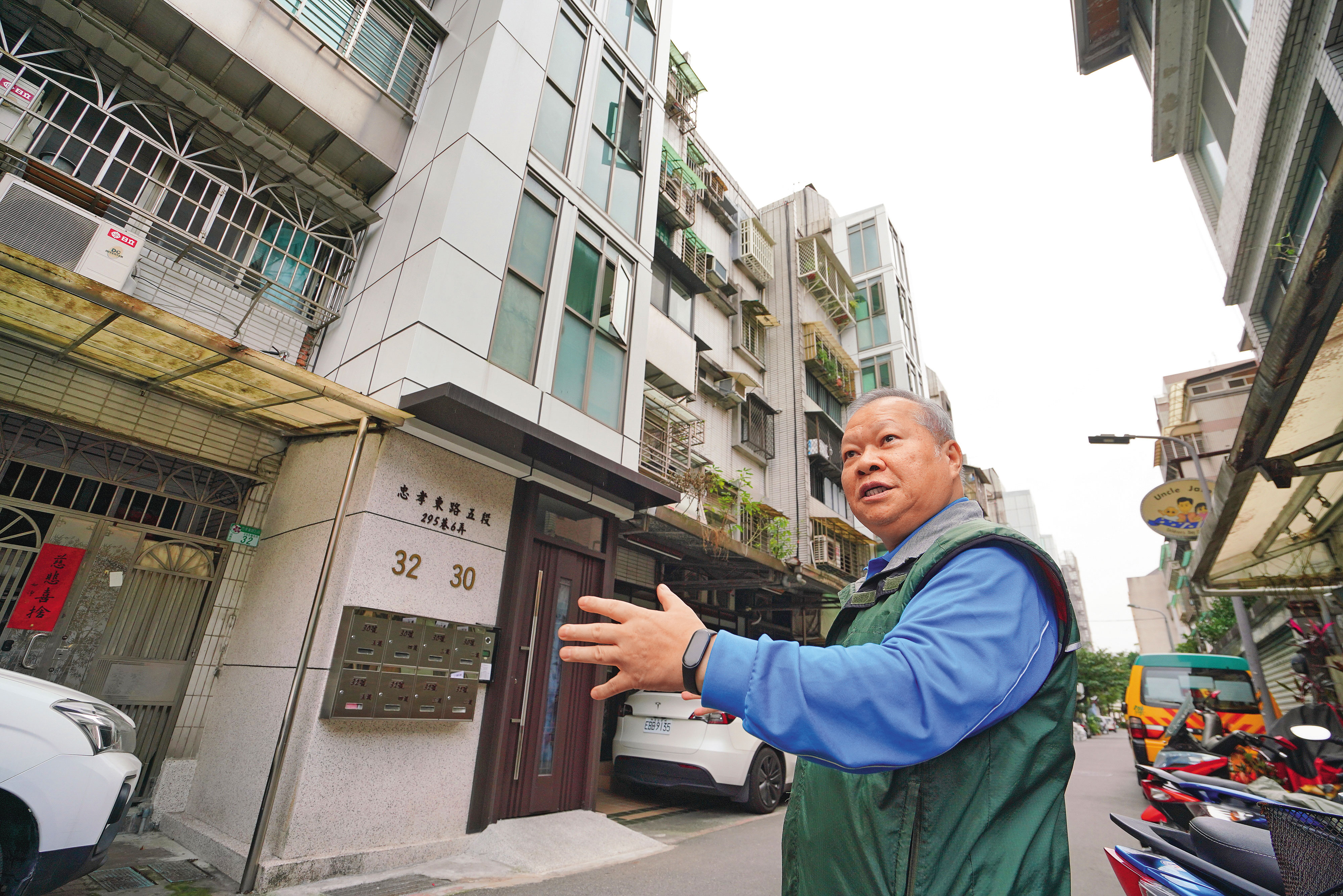 信義富台社區主委陳連壽是推動電梯自救的「雞婆」功臣，他挨家挨戶遊說蓋電梯，讓房屋大增值。