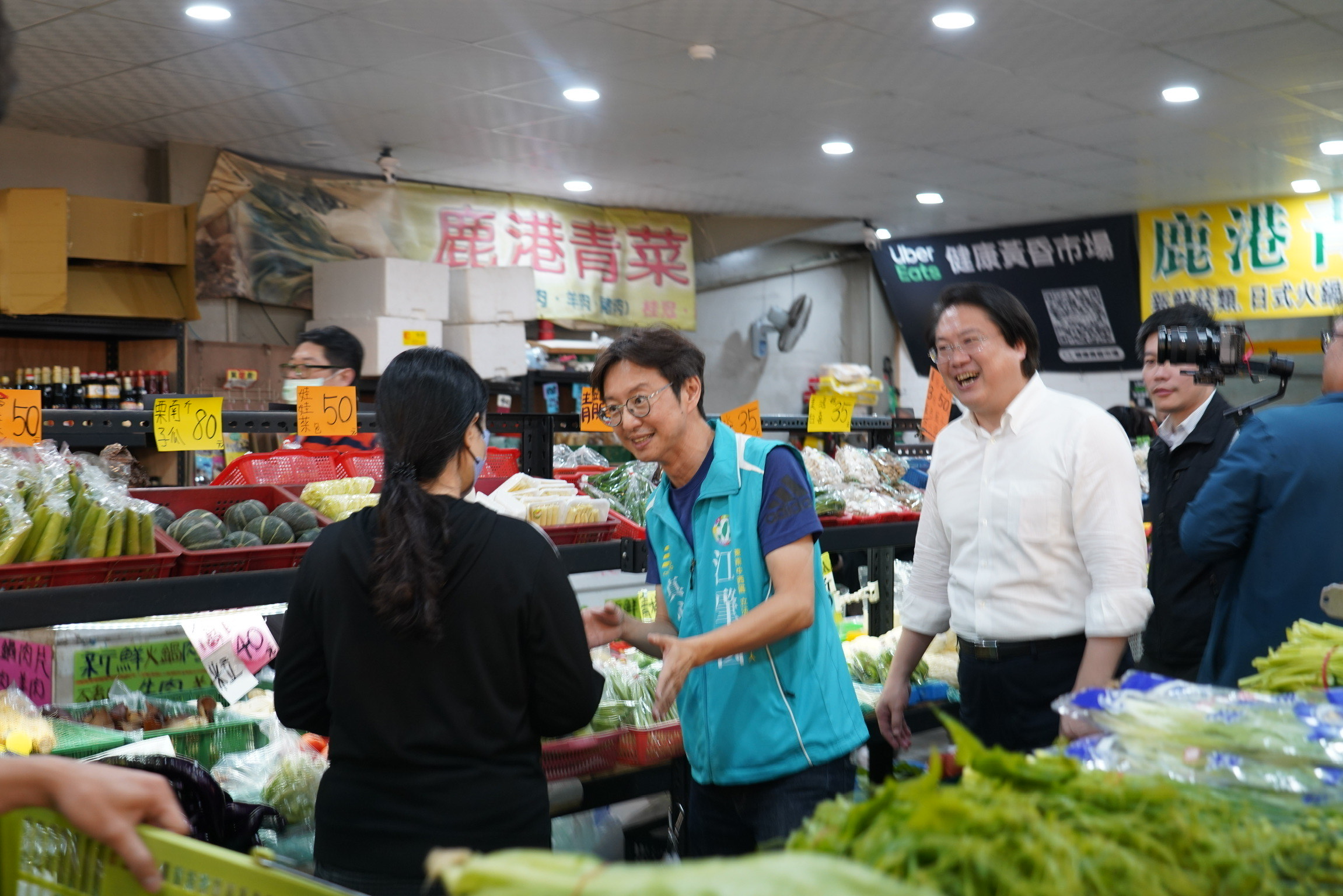 內政部長林右昌今南下台中輔選，至南區健康黃昏市場與立委候選人江肇國掃街拜票。（江肇國辦公室提供）