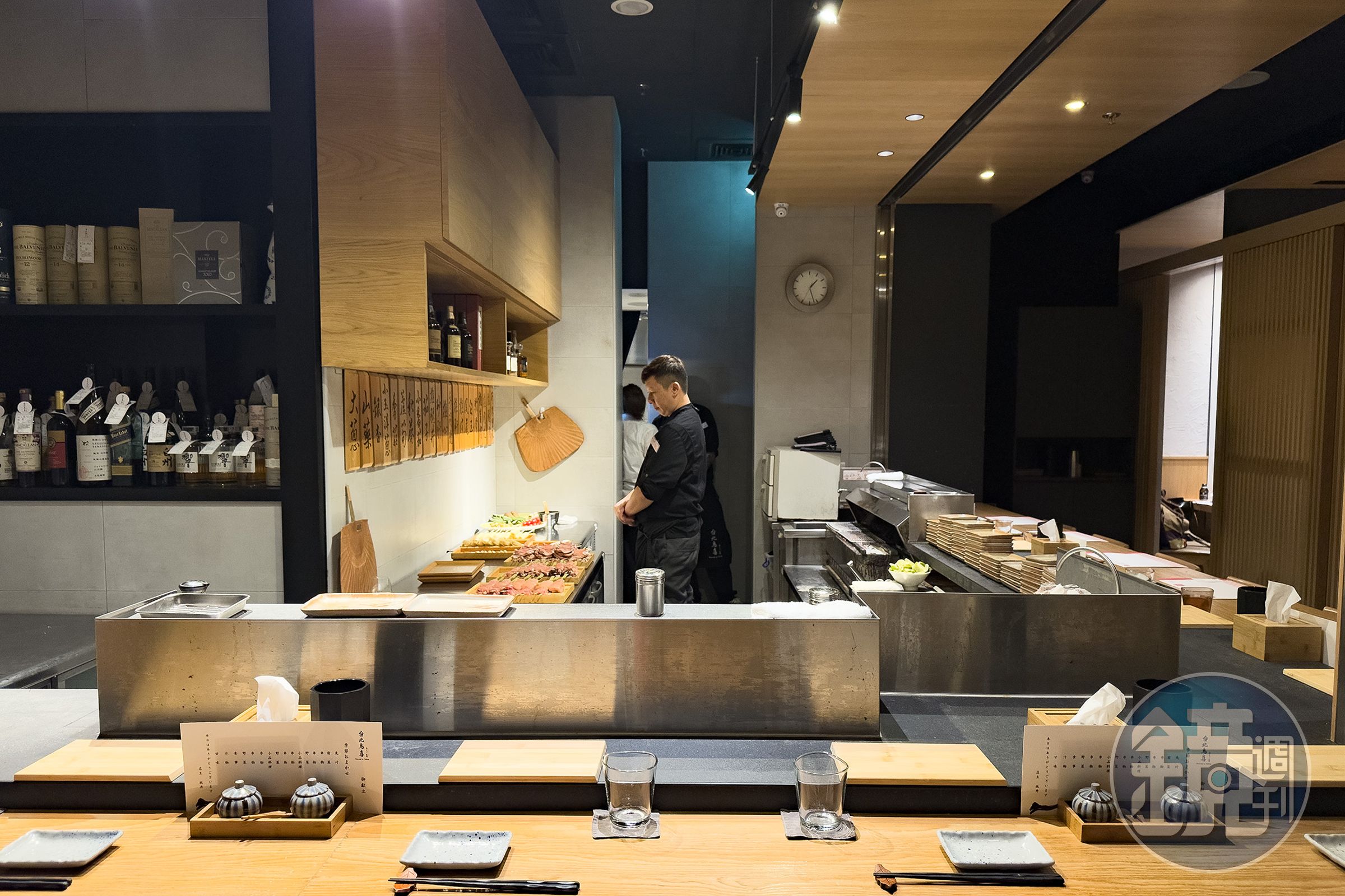 台北鳥喜板前空間共有14席座位，能近距離欣賞料理長掌控火候的每個細節。