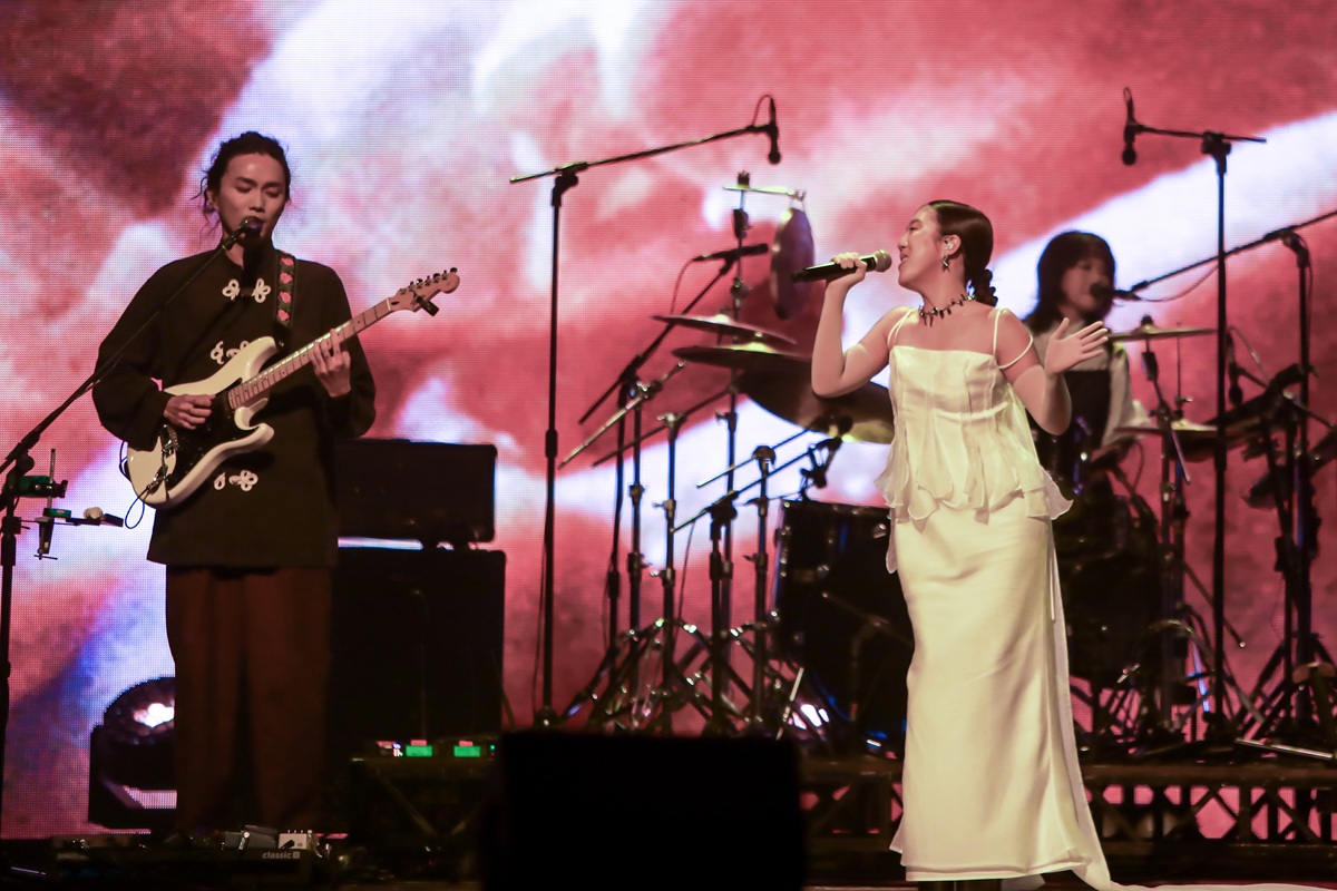百合花與金曲歌后李竺芯合體演出,以性別平權為題帶來〈足芳足芳〉〈荷爾蒙〉等曲目。(文化部影視及流行音樂產業局、必應創造 B'in Live 提供)