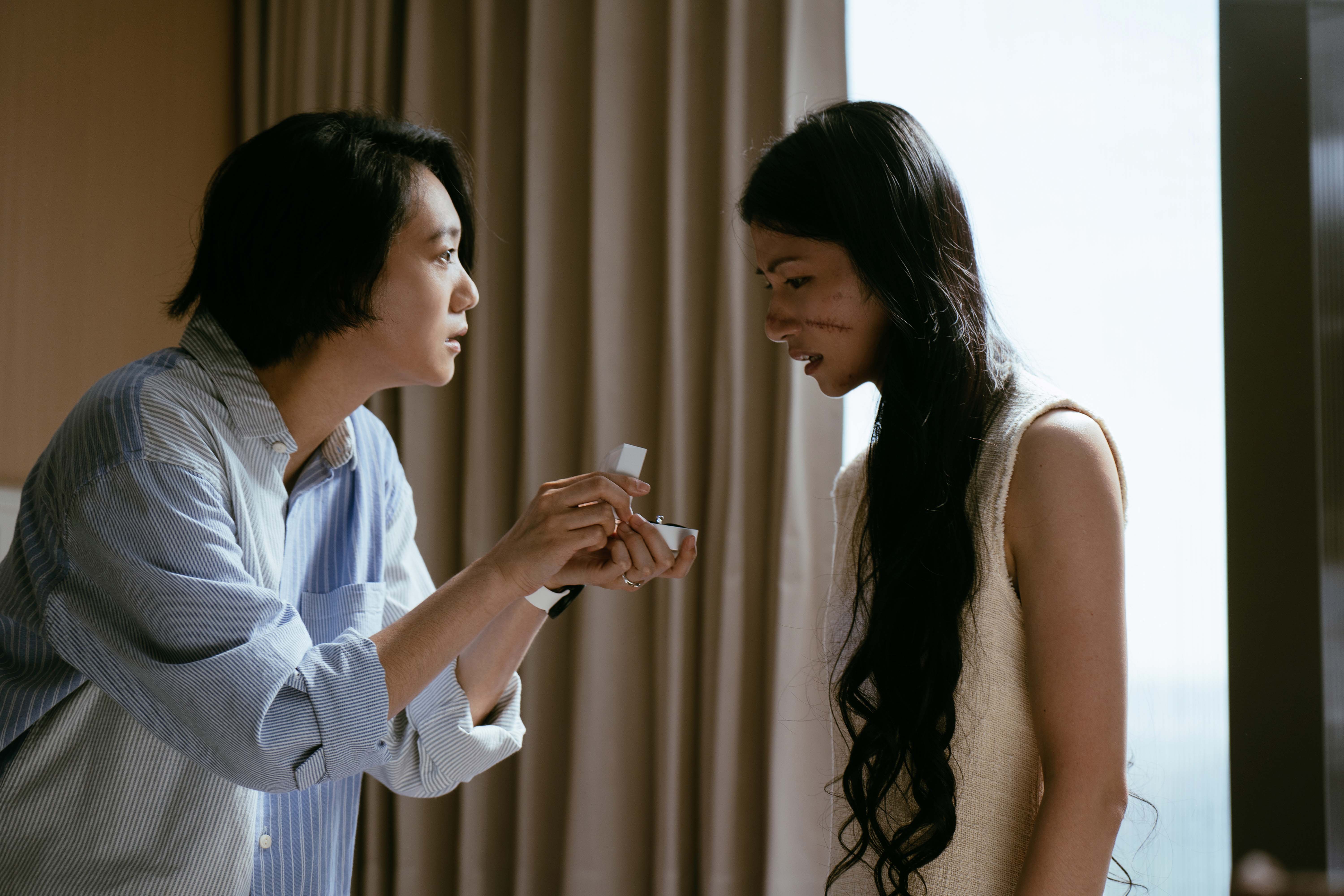 《Q18量子預言》李千娜（右）、趙逸嵐同性婚姻遇考驗。（禾創意提供）
