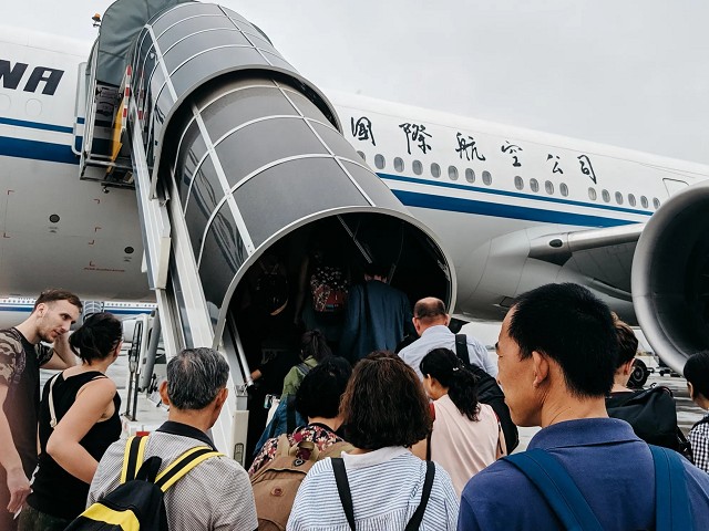 赴中國旅遊警示燈號升級了！陸委會上調橙色「避免非必要旅行」。（pexels／攝影師：Markus Winkler）