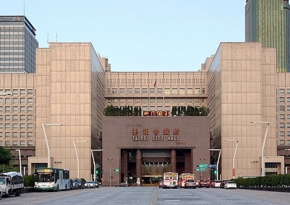 台北市青年局6月1日將成立，民進黨議員台北市議員林延鳳今（2日）質疑，北市府青年局成立花400萬聘5名「非編制人力」，是拿納稅錢養「蔣家軍」。（翻攝自維基百科）