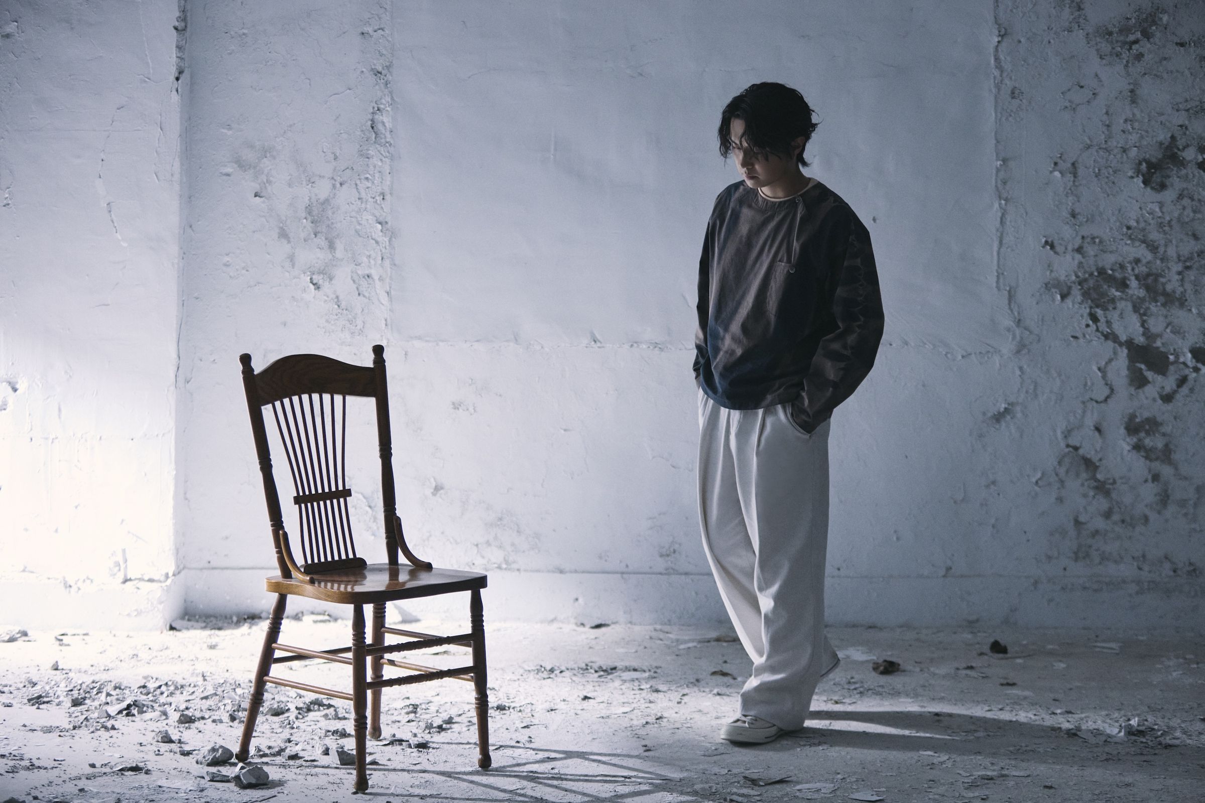 哲謙在告五人MV〈癒合〉發揮演技。(相信音樂提供)