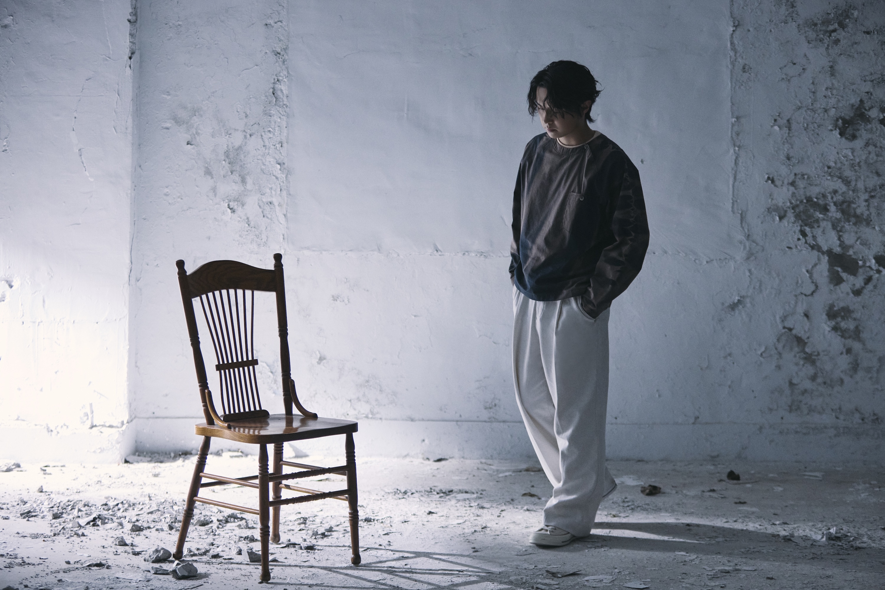 哲謙在告五人MV〈癒合〉發揮演技。(相信音樂提供)