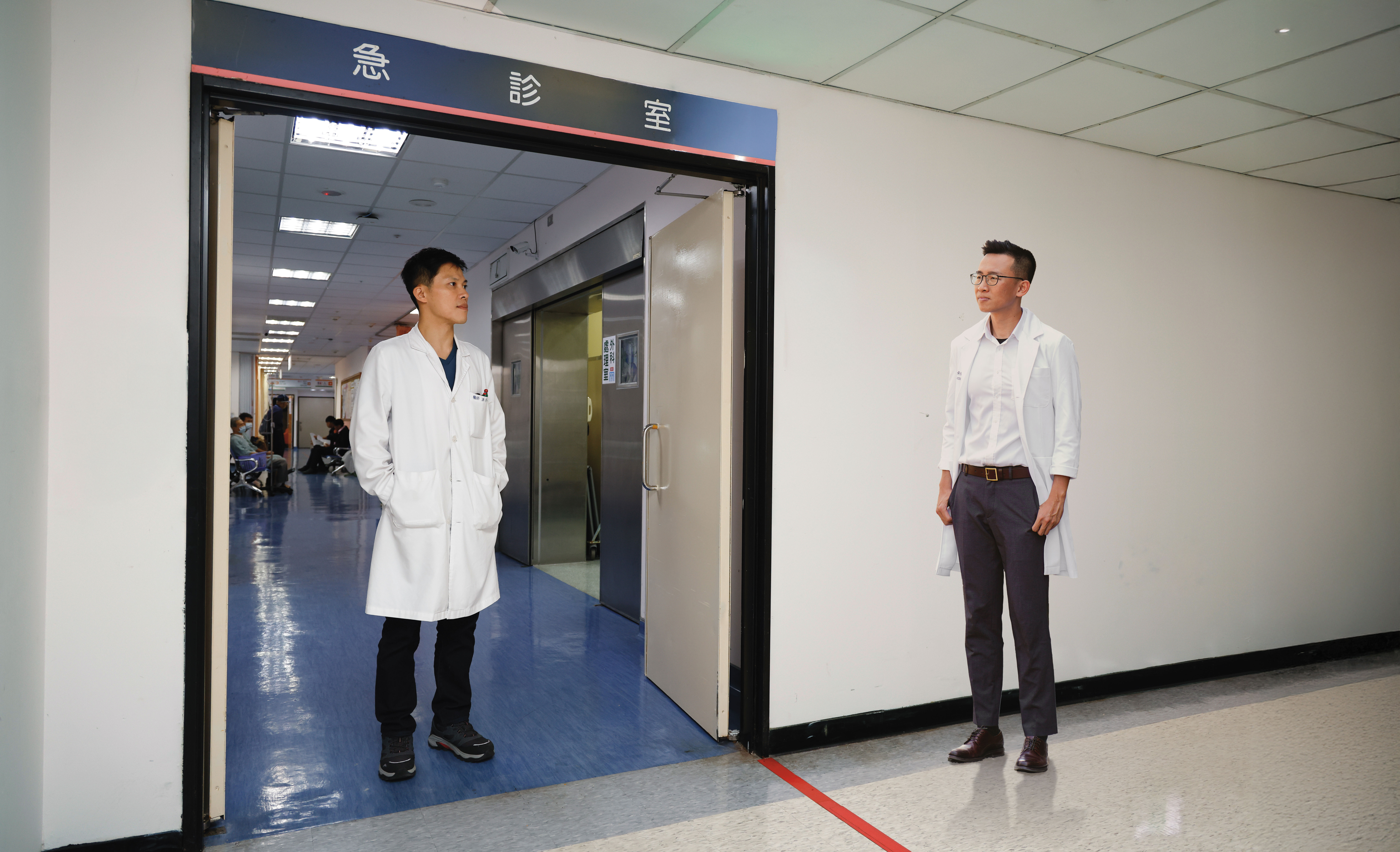 急診的門，出走的醫師仍有急診魂，留下的還在等體制恢復健康。右為出走回鄉執業的陳舜任，左為仍堅守急診的洪子堯。（圖為合成照）