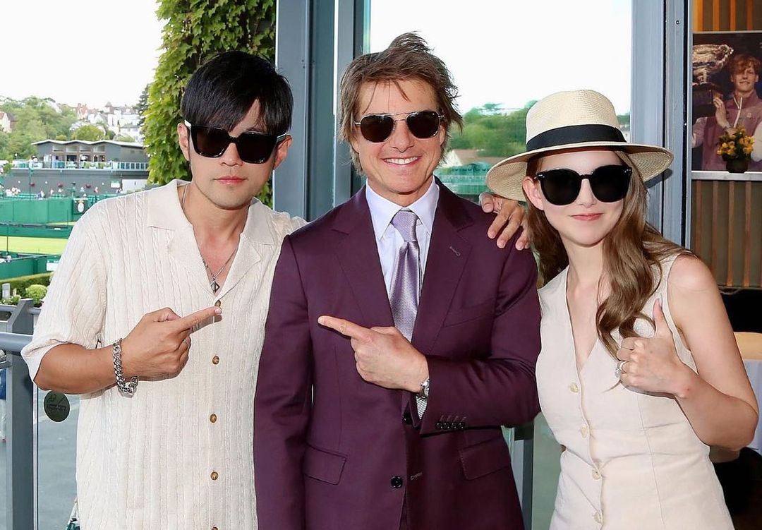 周杰倫（左起）、湯姆克魯斯、昆凌並肩合照。（翻攝周杰倫IG)