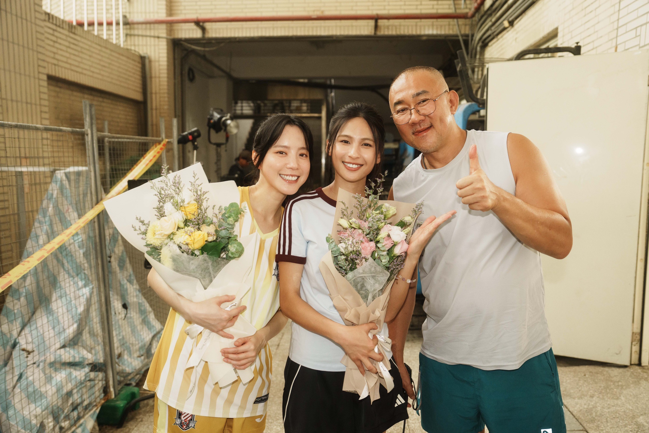 首度擔任電影女主角，林亭莉（中）感謝同門師姐程予希（左）一路的照顧。（阿榮影業提供）