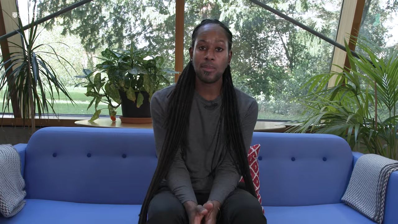 劍橋大學首位最年輕黑人教授賈森·阿代(Jason Arday)因論文抄襲與履歷造假疑雲宣布辭職。(翻攝自YouTube頻道@cambridgeuniversity)