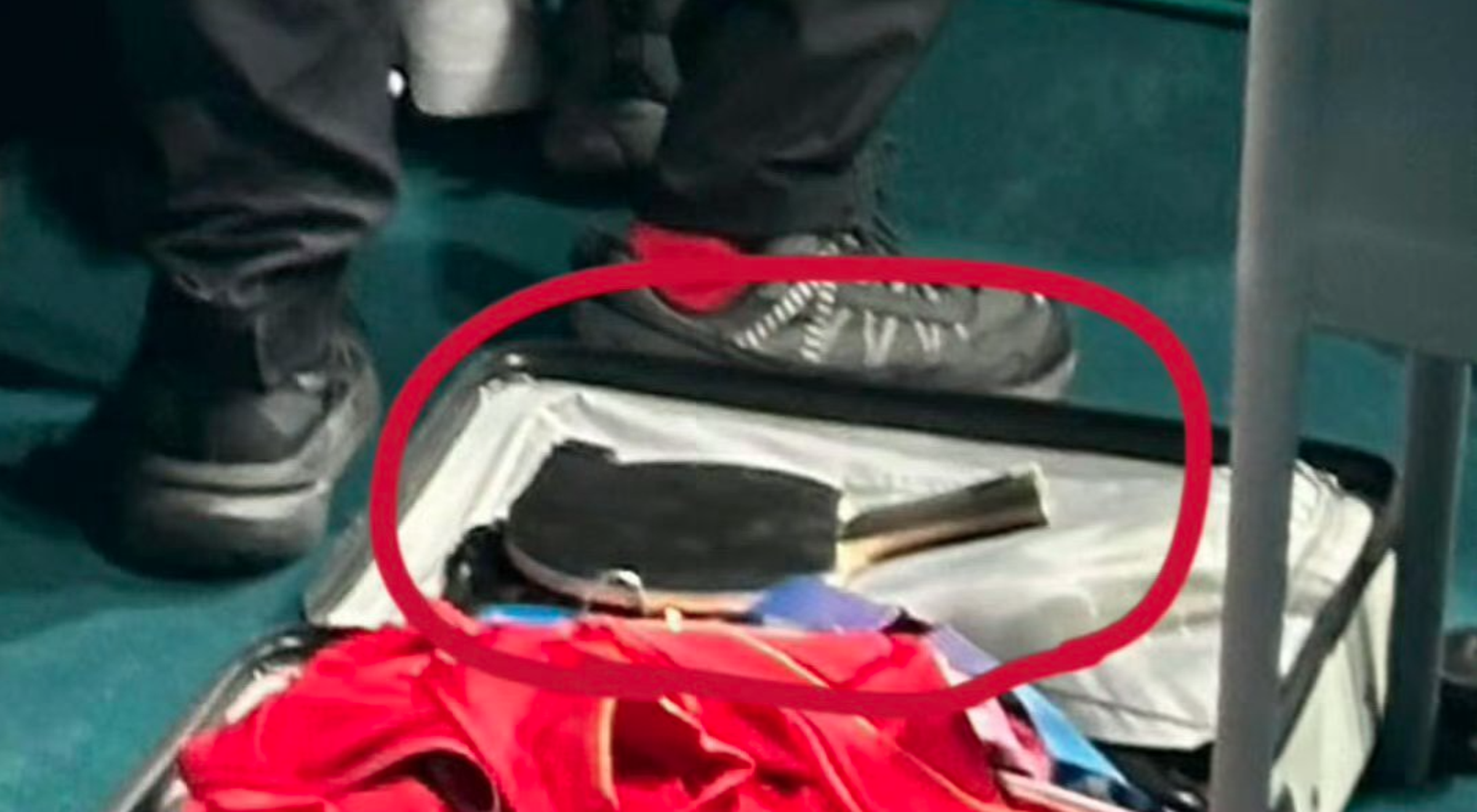 中國網友發現王楚欽的球拍上有腳印。(翻攝自微博)