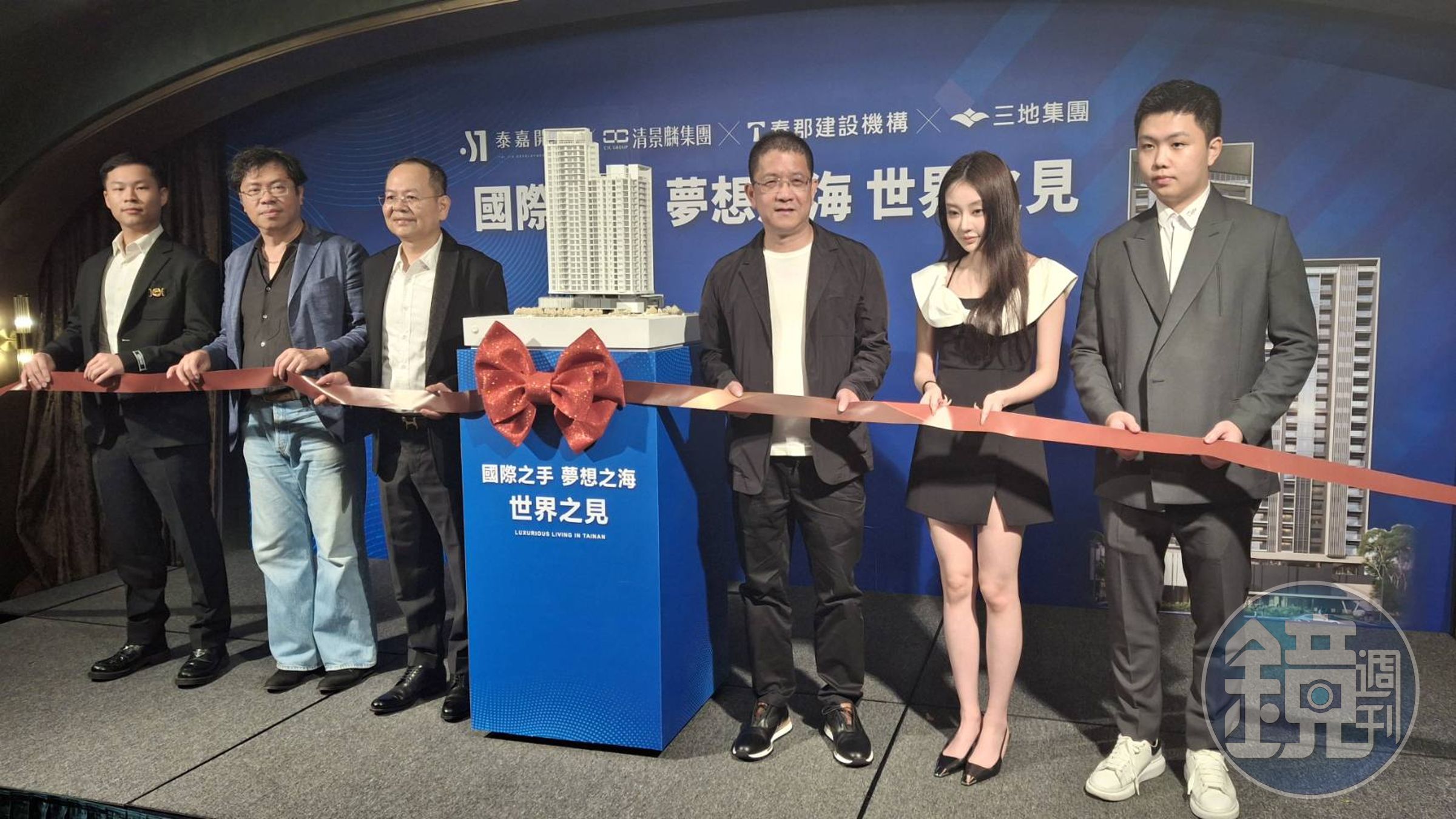 台南安平港海景第一排推出的大坪數豪宅金城案日前舉行動土儀式。