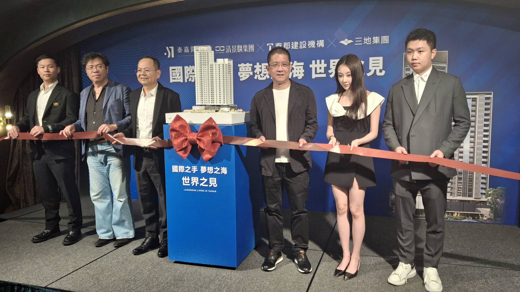 台南安平港海景第一排推出的大坪數豪宅金城案日前舉行動土儀式。