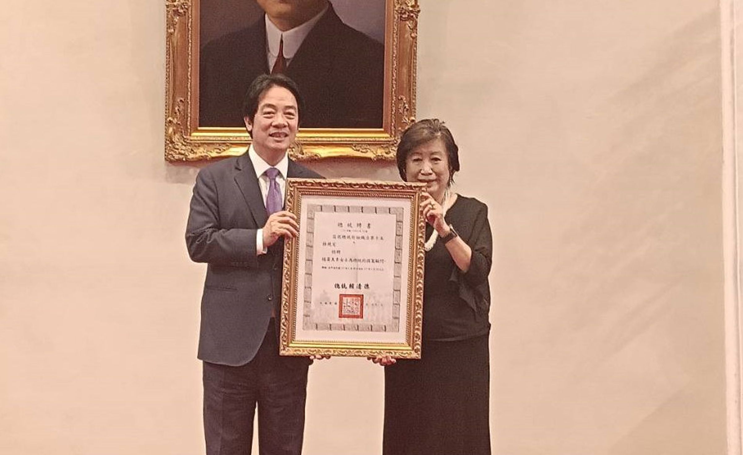 彭明敏文教基金會董事長楊黃美幸獲聘為國策顧問,由總統賴清德頒發聘書。(彭明敏文教基金會提供)