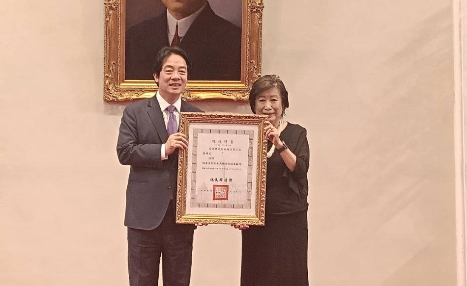 彭明敏文教基金會董事長楊黃美幸獲聘為國策顧問，由總統賴清德頒發聘書。（彭明敏文教基金會提供）