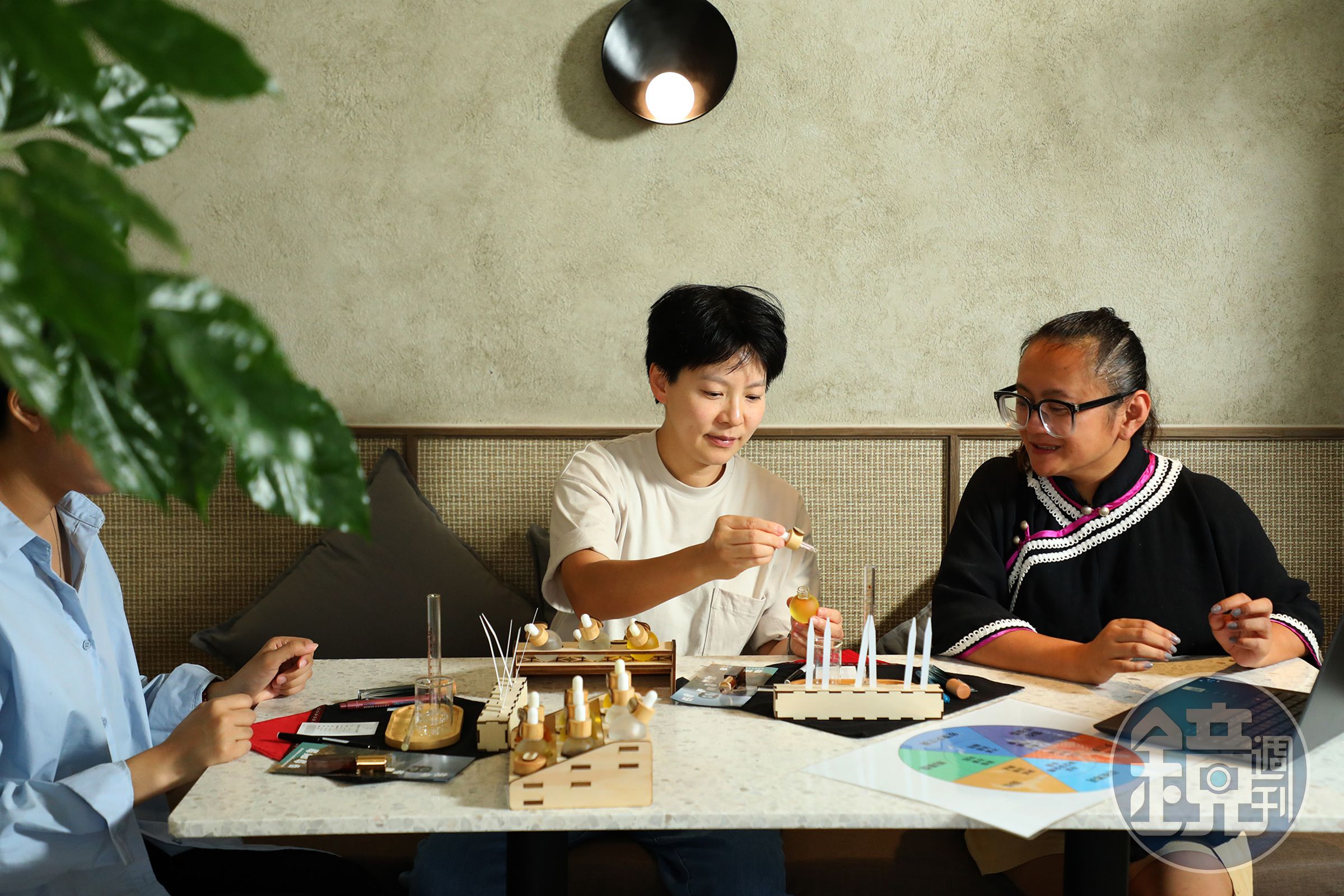 飯店與丹大布農部落合作推出馬告香水DIY課程，經由部落香氛師的引導解說，讓遊客能深入了解在地人文風情。