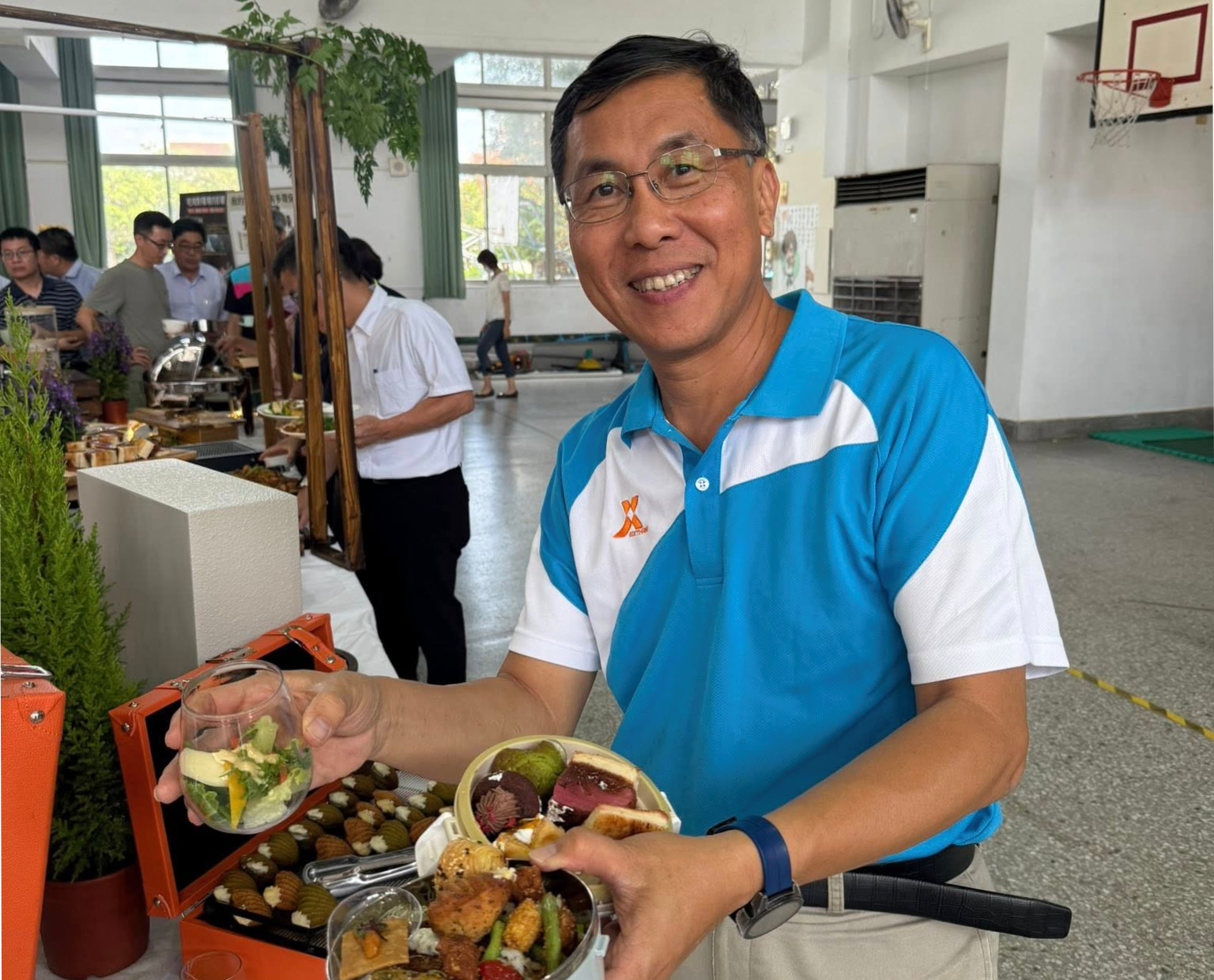 邱國峰遭爆利用校長身份到處獵豔，今年跟學生家長、女老師告白還同時跟其他女生視訊。（讀者提供）