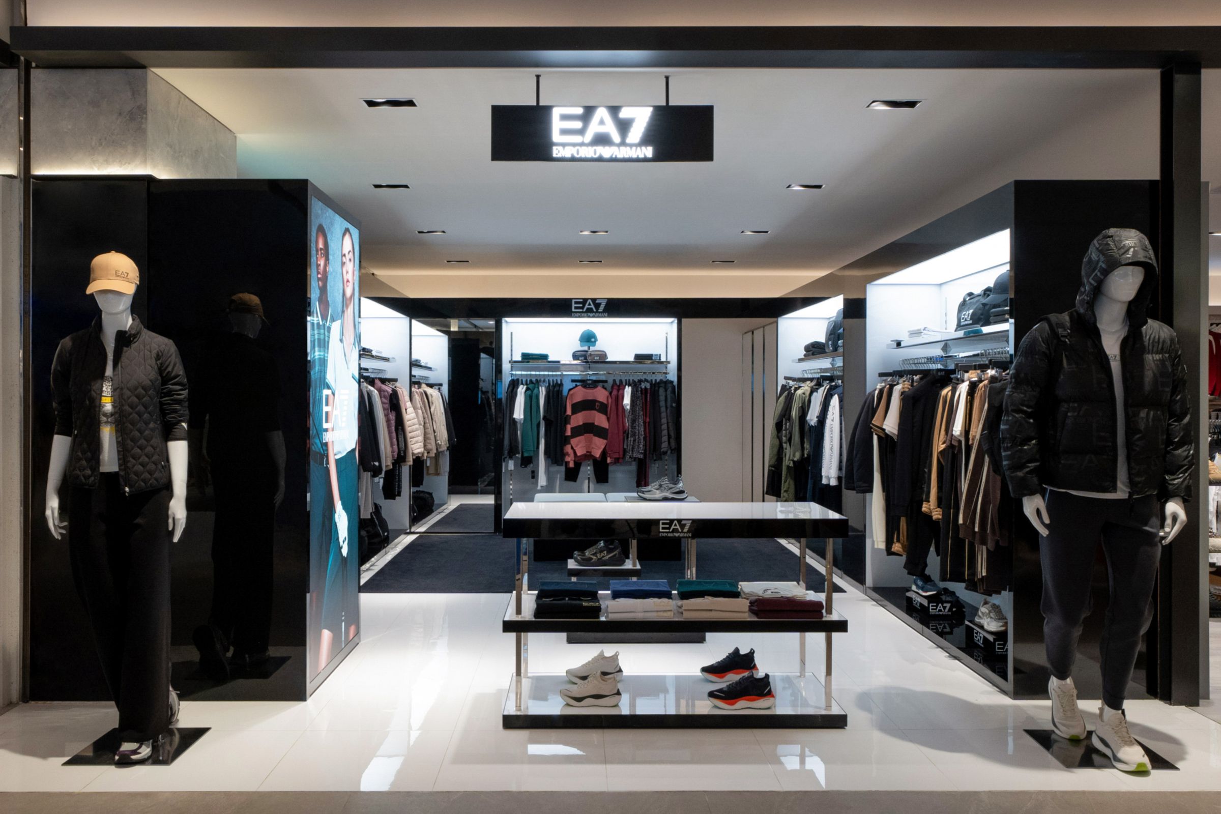EA7的新光三越台中中港店。(ORSINI GROUP提供)