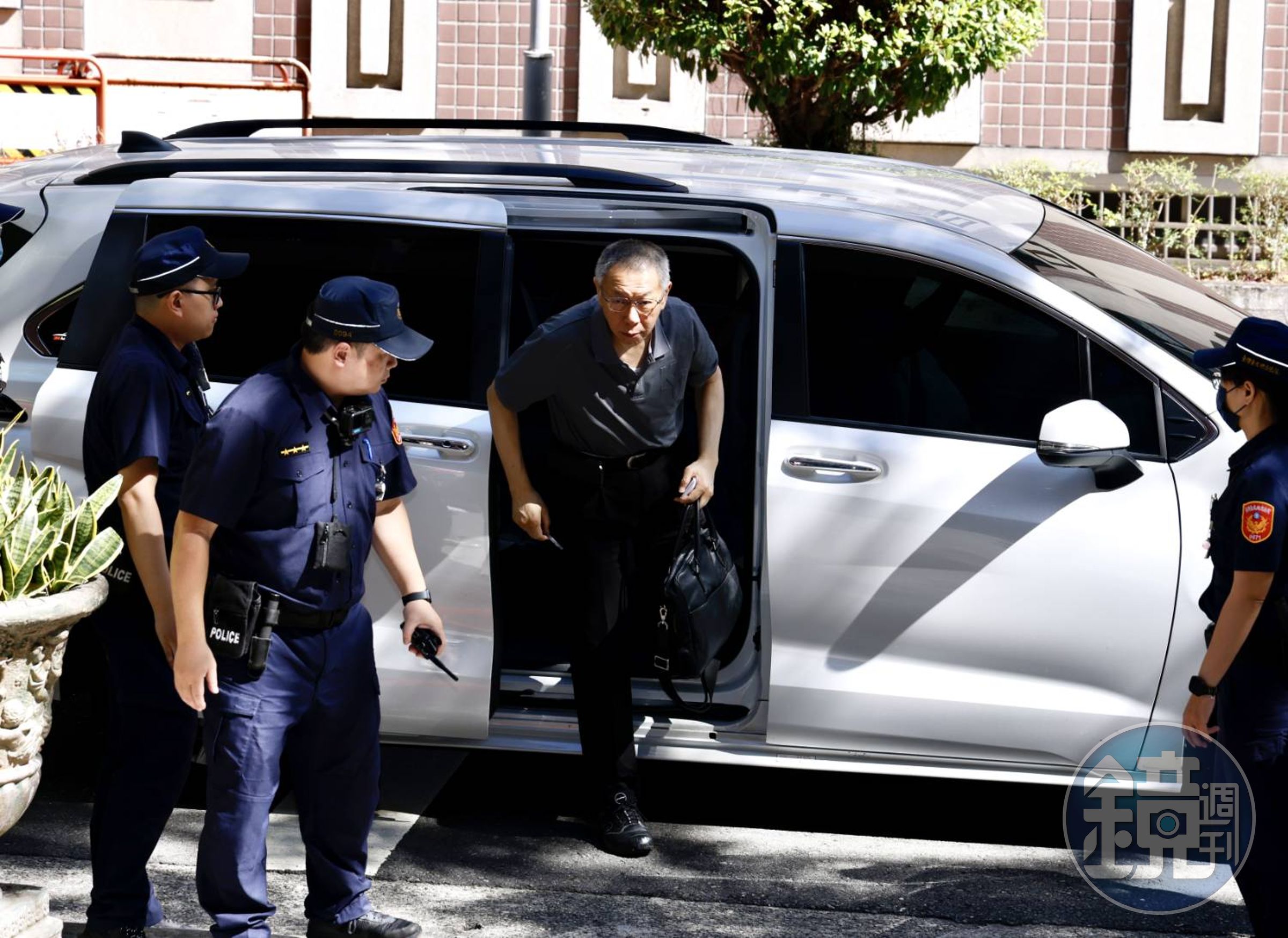 柯美蘭向小草們喊話暫停所有和柯文哲有關的抗議活動，柯文哲今日出門赴北院開庭時被問及此事時反應曝光。