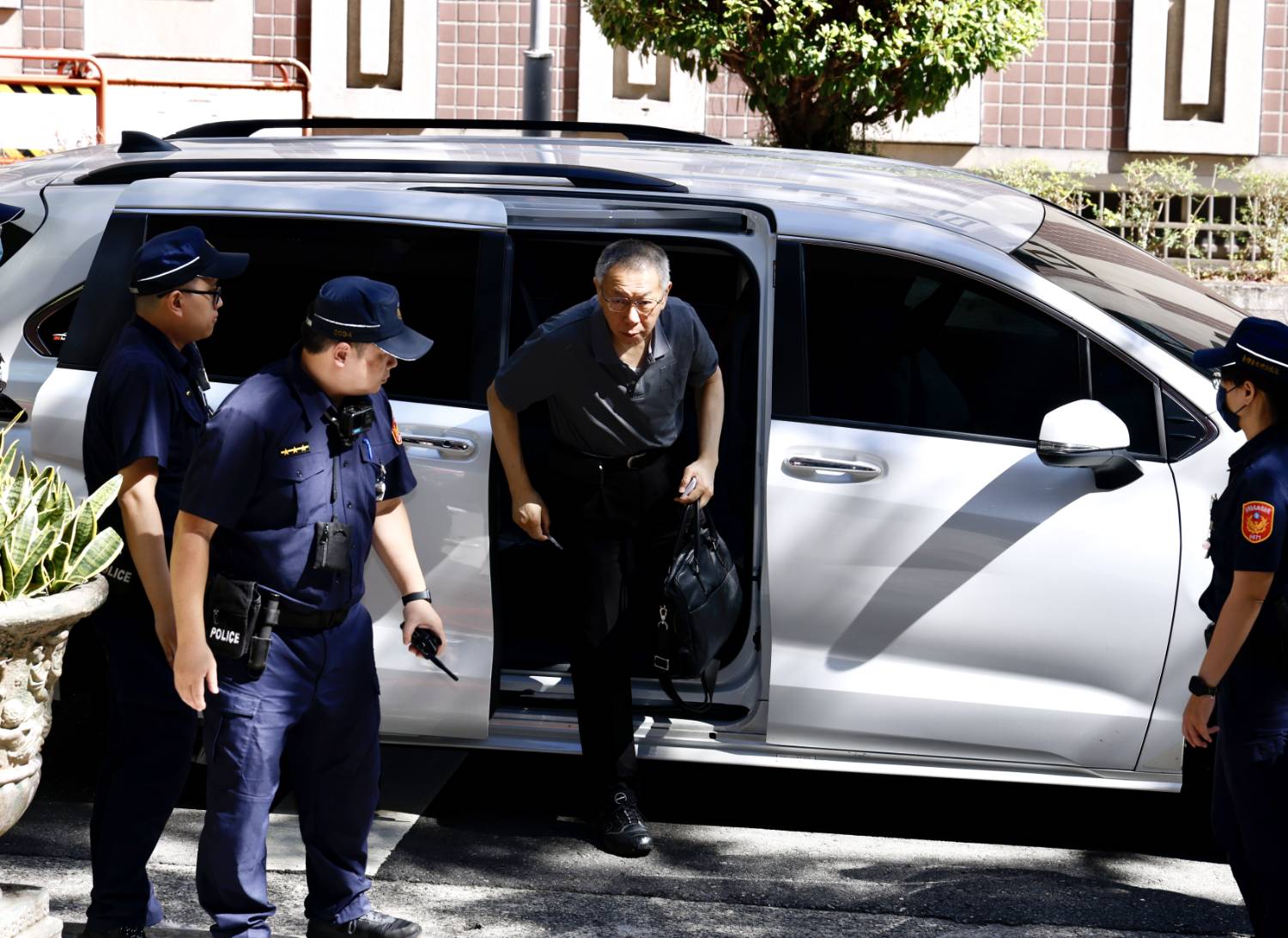 柯美蘭向小草們喊話暫停所有和柯文哲有關的抗議活動，柯文哲今日出門赴北院開庭時被問及此事時反應曝光。