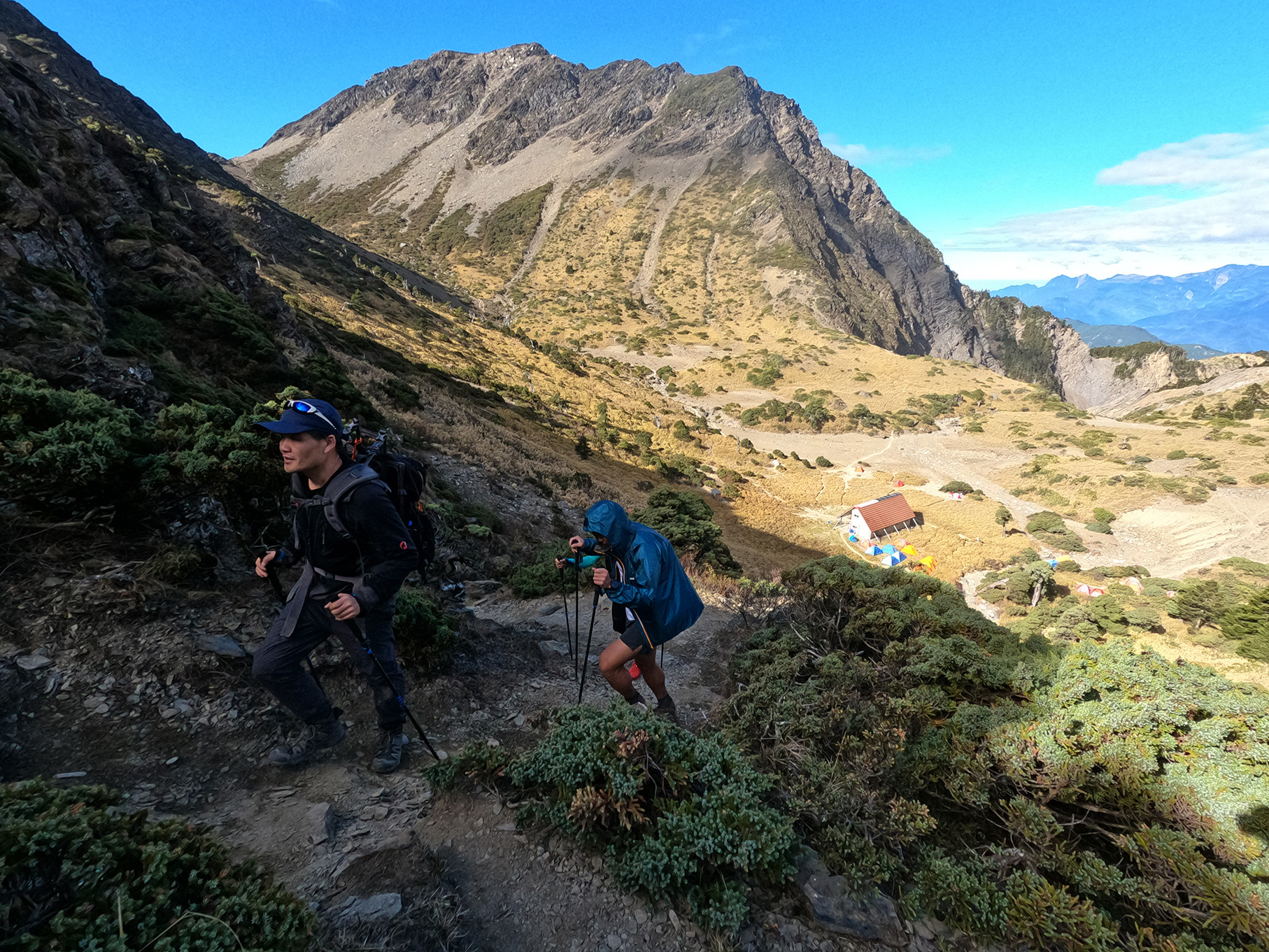 導演楊守義（左）拍攝紀錄片常考量體能及環境需求，組織各式團隊。（活水文化提供）