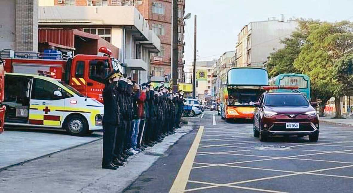 載運游尚樺大體的車輛經過消防隊,同事們敬禮致意。(新竹縣消防局提供)