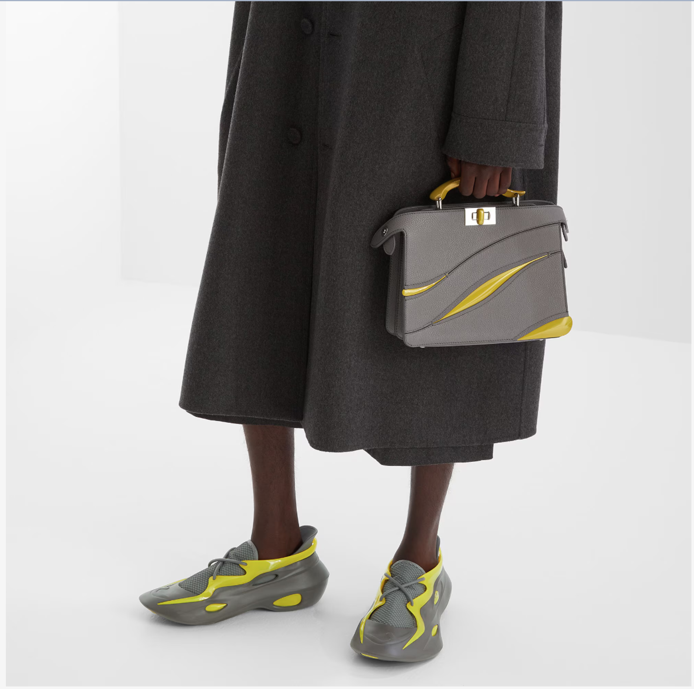 FENDI Mad運動鞋的鴿灰色搭配黃色呼應Peekaboo ISeeU包配色。NT$39,800(翻攝自FENDI官網)