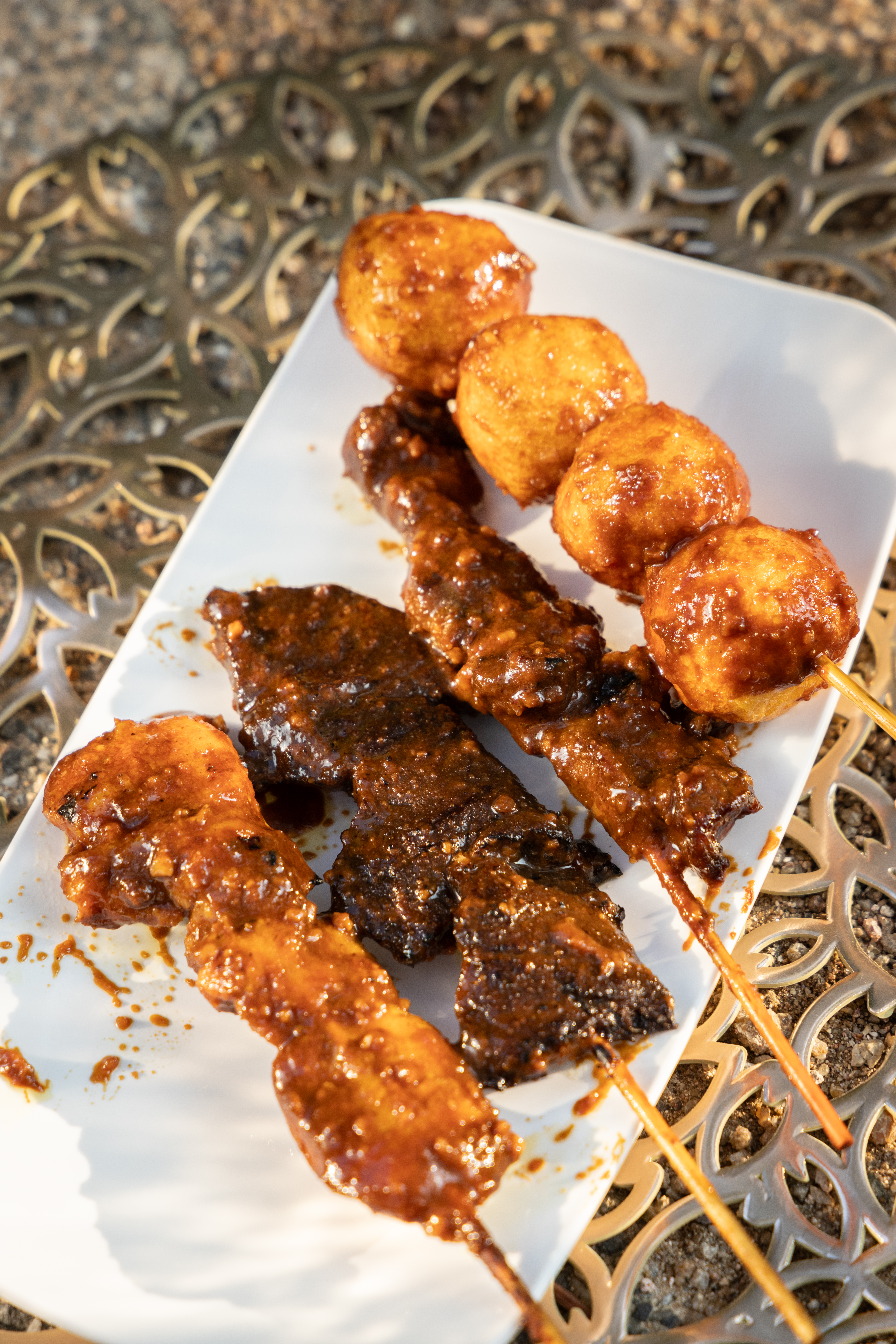 「魚蛋」（由上至下）、「沙爹牛」、「沙爹雞」、「沙爹羊」，咀嚼時花生顆粒香氣在嘴裡散開。（皆港幣15元／串）