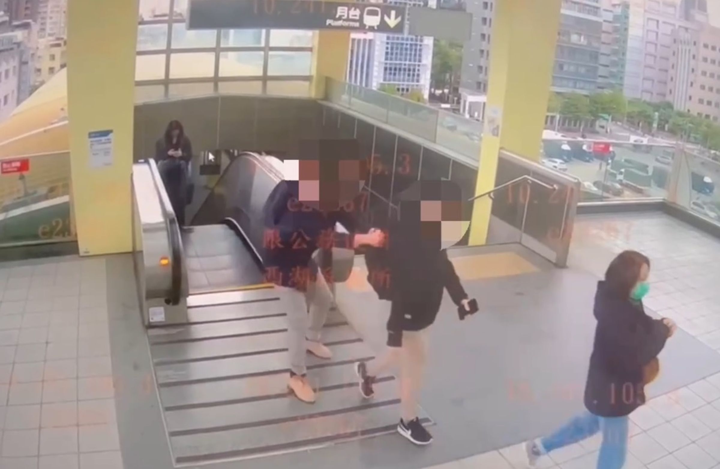 羅男的腳被踩後，他氣得拉住林男背包、衣物並將他推向欄杆。（翻攝畫面）