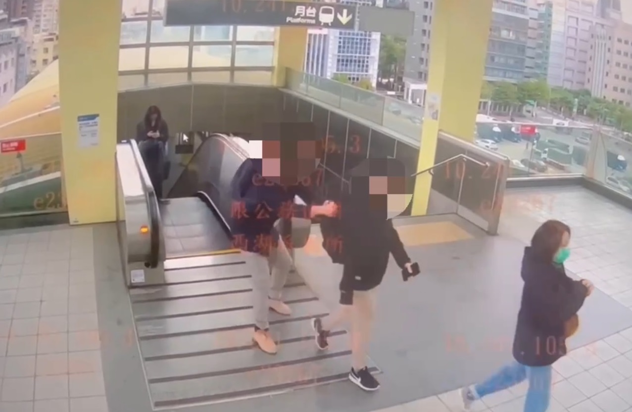 羅男的腳被踩後,他氣得拉住林男背包、衣物並將他推向欄杆。(翻攝畫面)