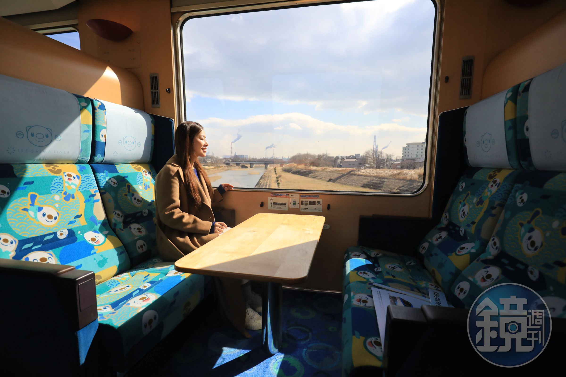 沙龍車廂的「沙龍席」提供4人對坐的雙人桌椅,更加寬敞舒適