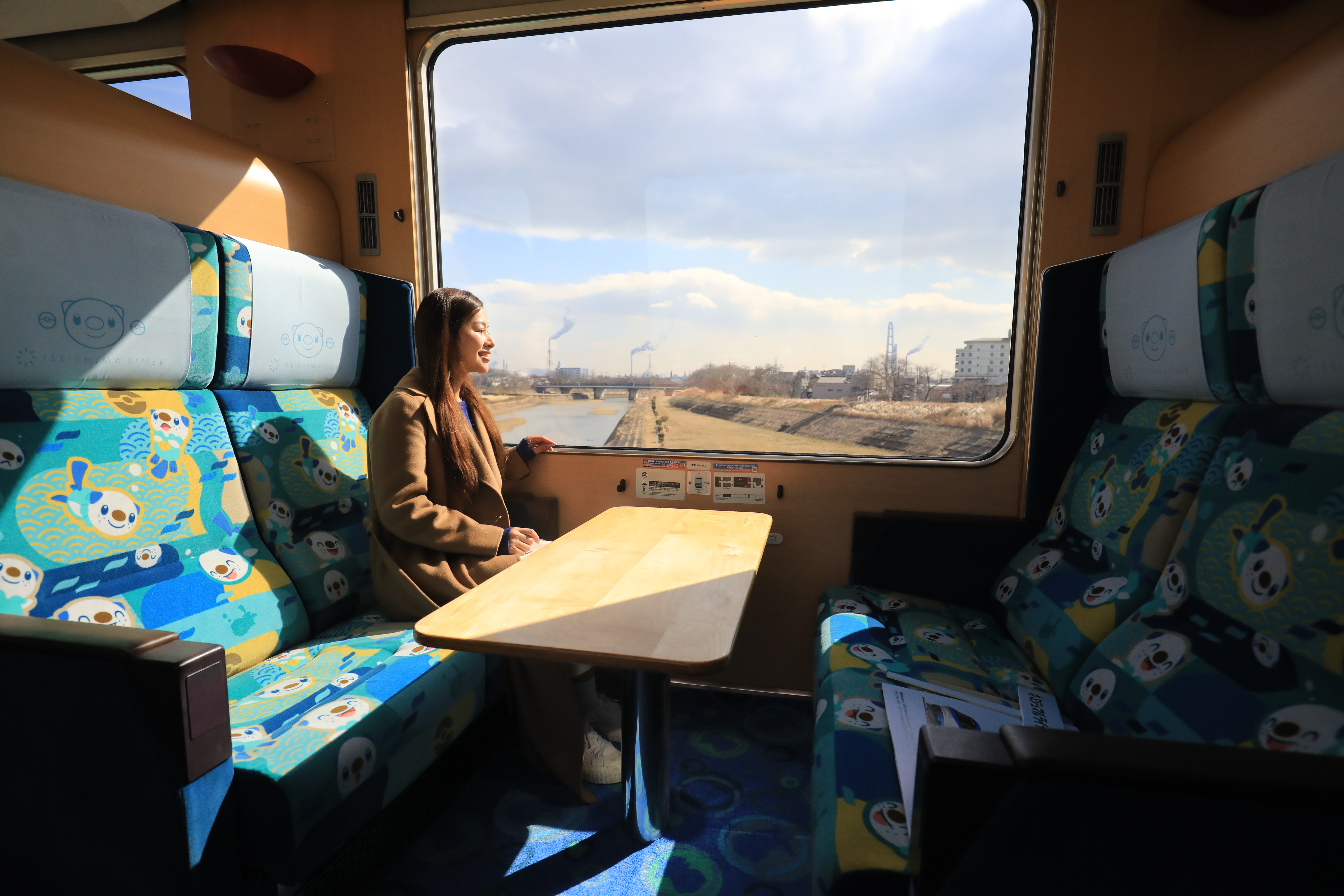 沙龍車廂的「沙龍席」提供4人對坐的雙人桌椅，更加寬敞舒適