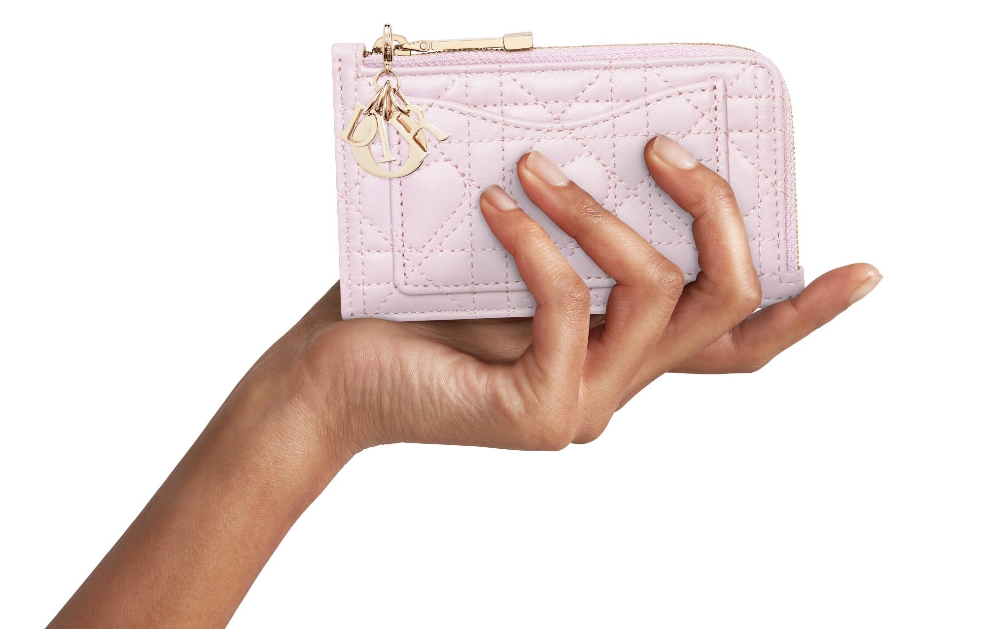 DIOR Lucky女裝膠囊系列非常有七夕氛圍。粉色愛心Cannage籐格紋拉鍊卡夾NT$19,000。（迪奧提供）