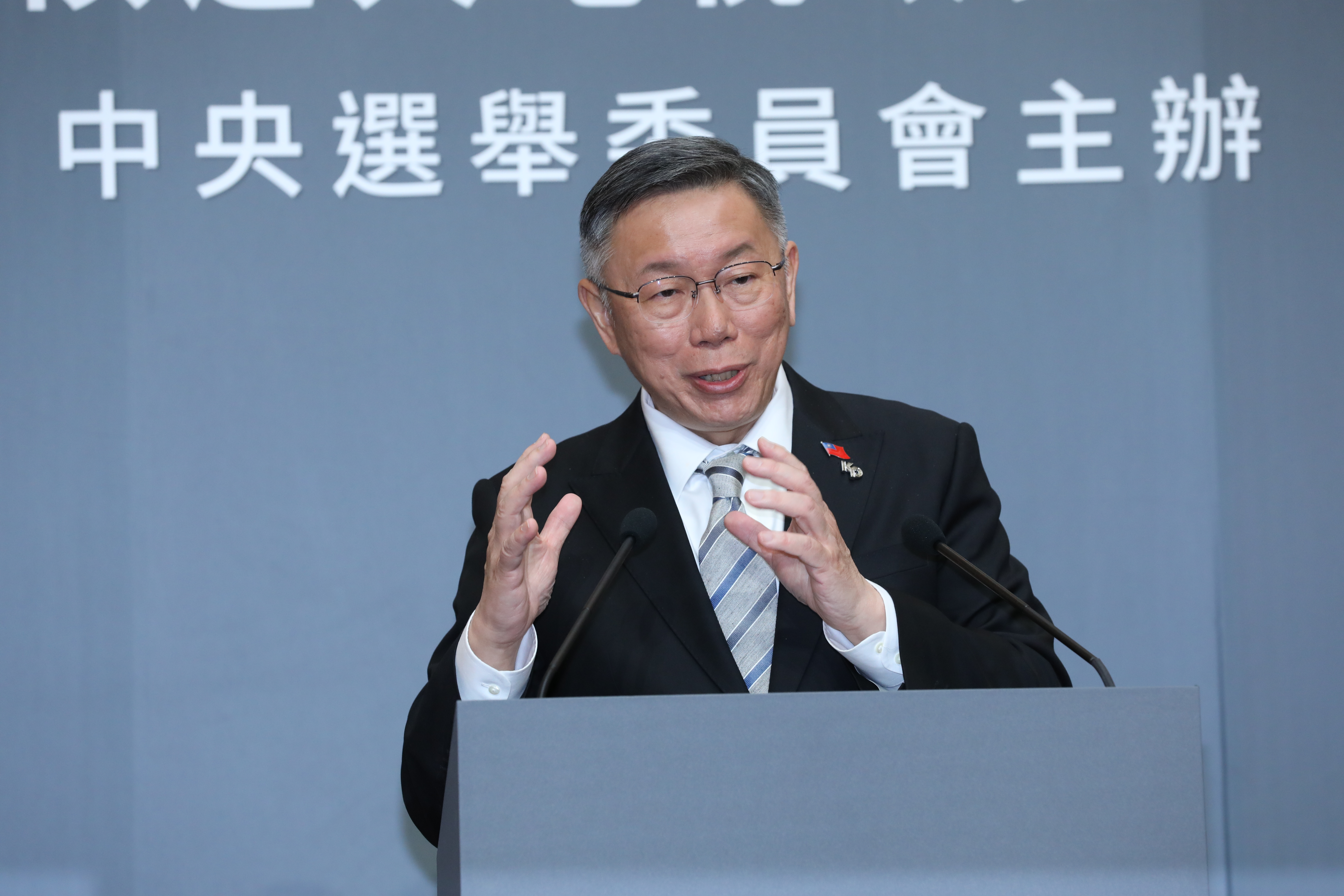 本刊接獲爆料指柯文哲在台北市擁2戶房產，其中1戶更早已採「買賣」方式過戶給兒子柯傅堯。