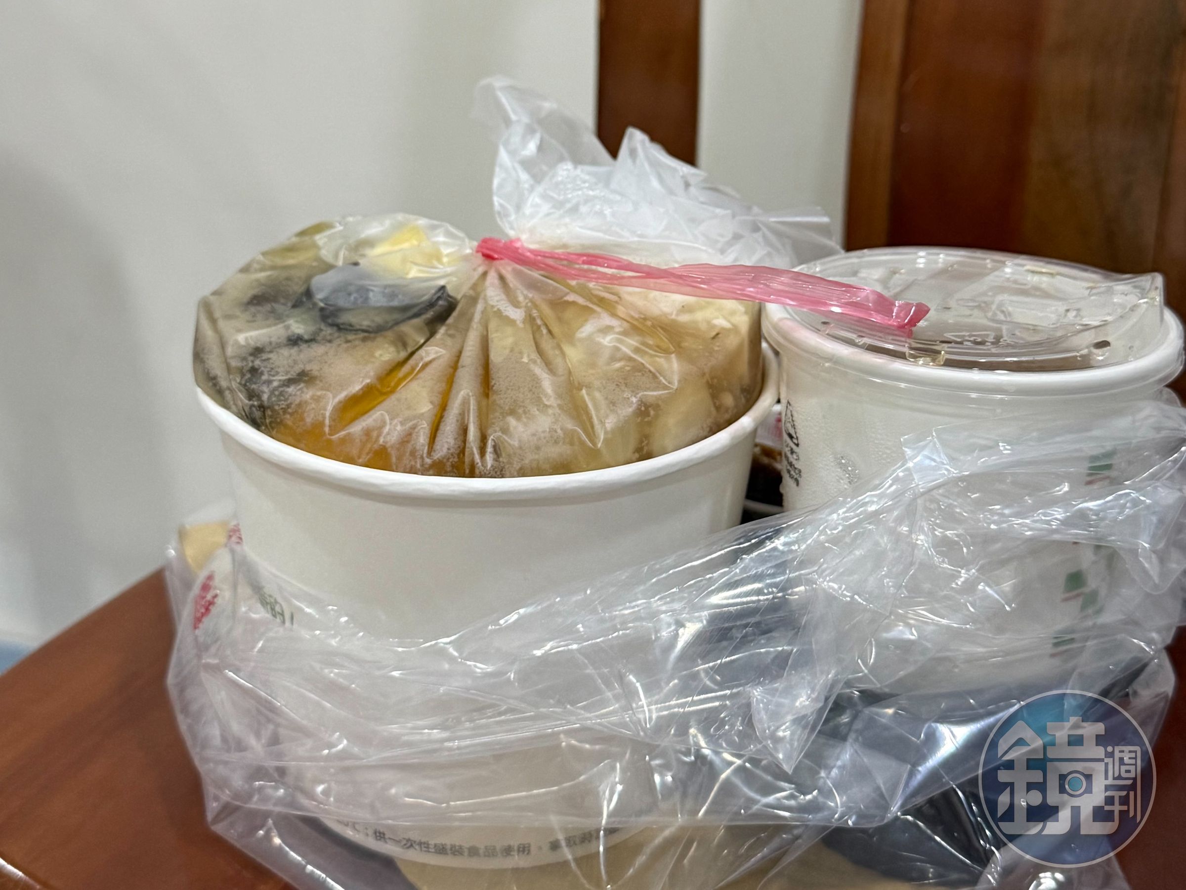 不少外食都使用塑膠袋包裝熱食，恐在無形中讓塑化劑進入體內。