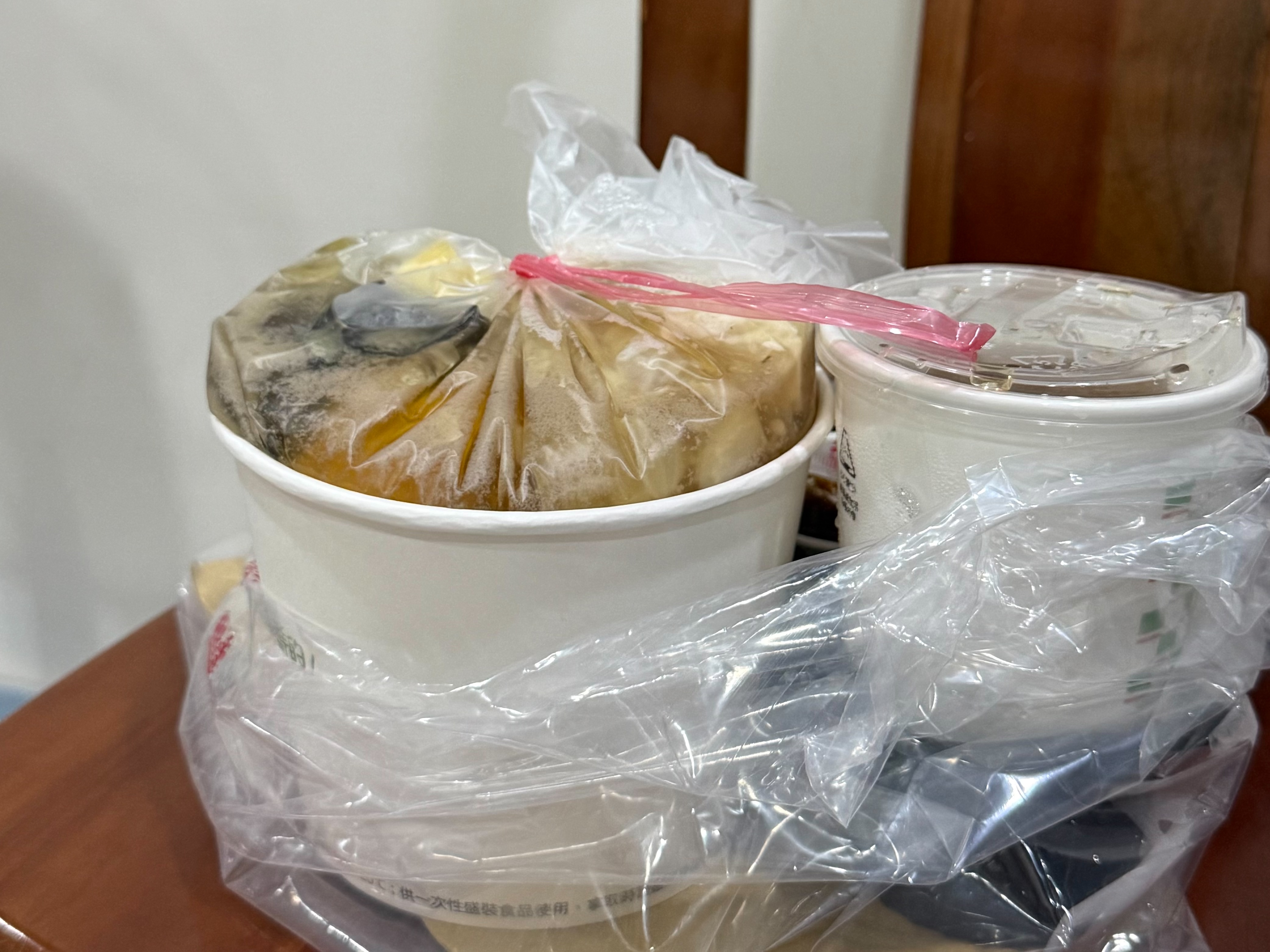 不少外食都使用塑膠袋包裝熱食,恐在無形中讓塑化劑進入體內。