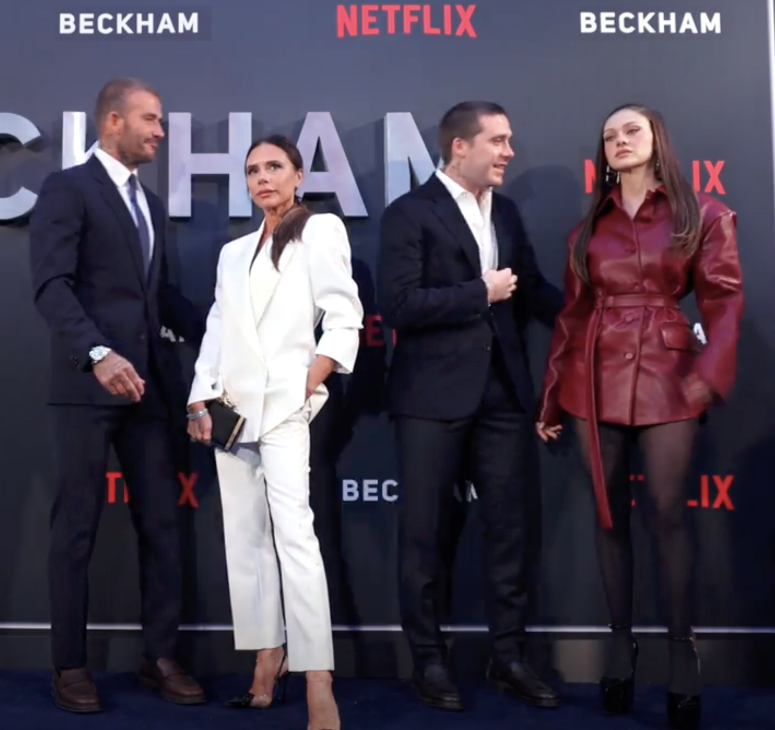 貝嫂昔日在紅毯上，和兒子、媳婦的尷尬畫面被挖出。（翻攝 The Independent YouTube頻道）