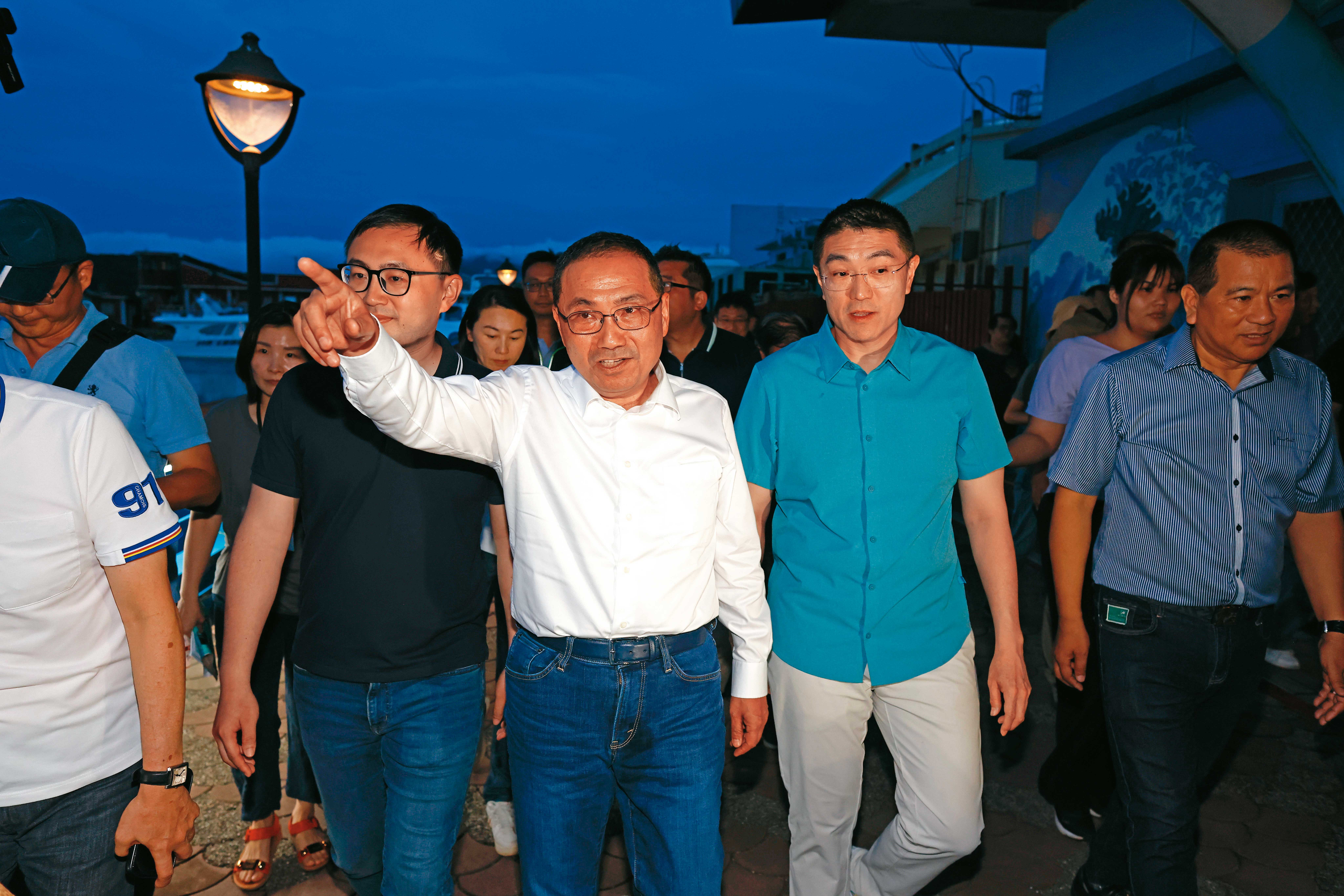 北北桃3位首長藉市政議題輪流合體謝國樑（右），一展力挺態度。中為新北市長侯友宜。