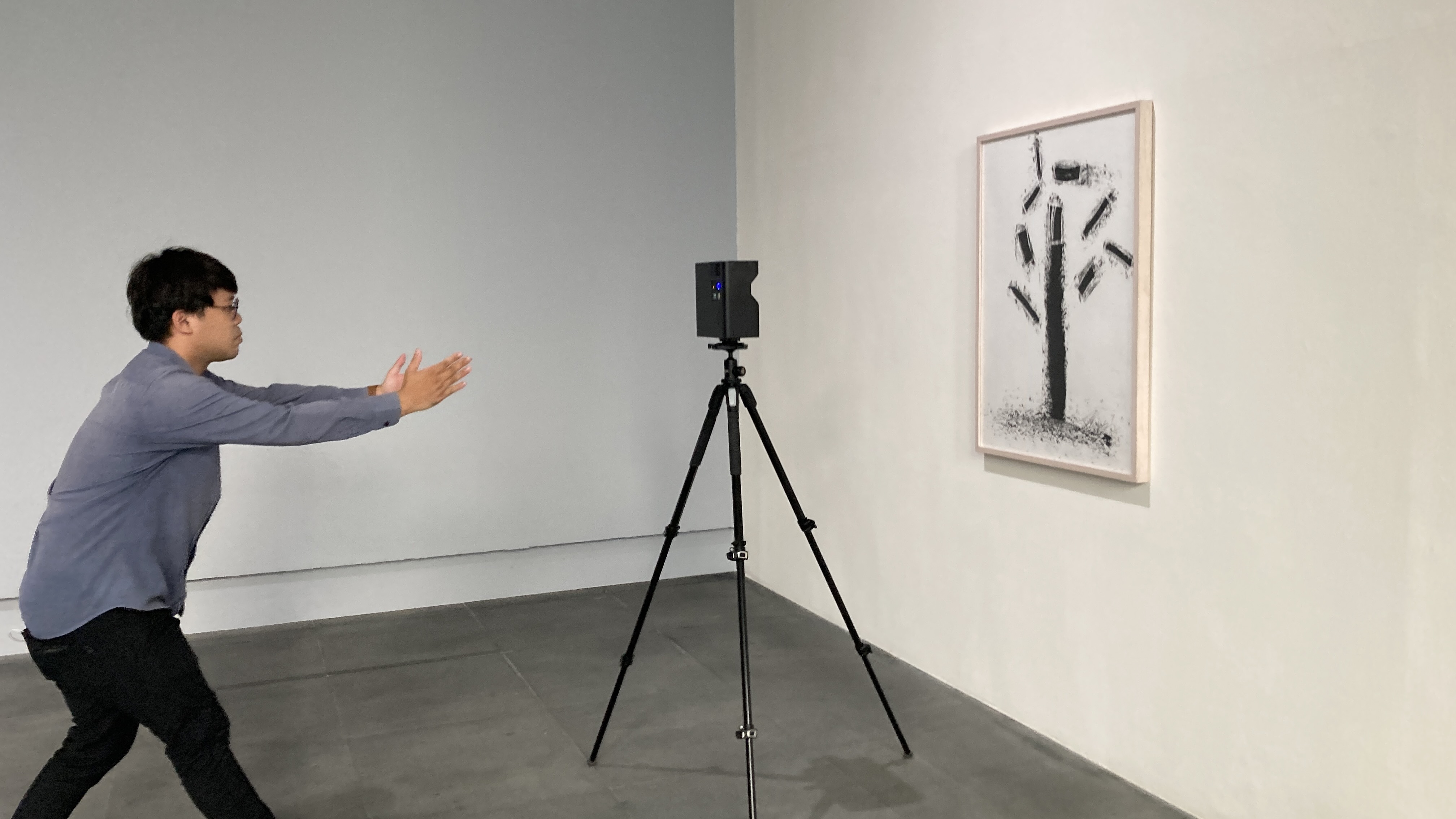 ARTOGO團隊利用「3D建模相機」實地拍攝展覽現場,忠實還原展場的空間感。(ARTOGO提供)