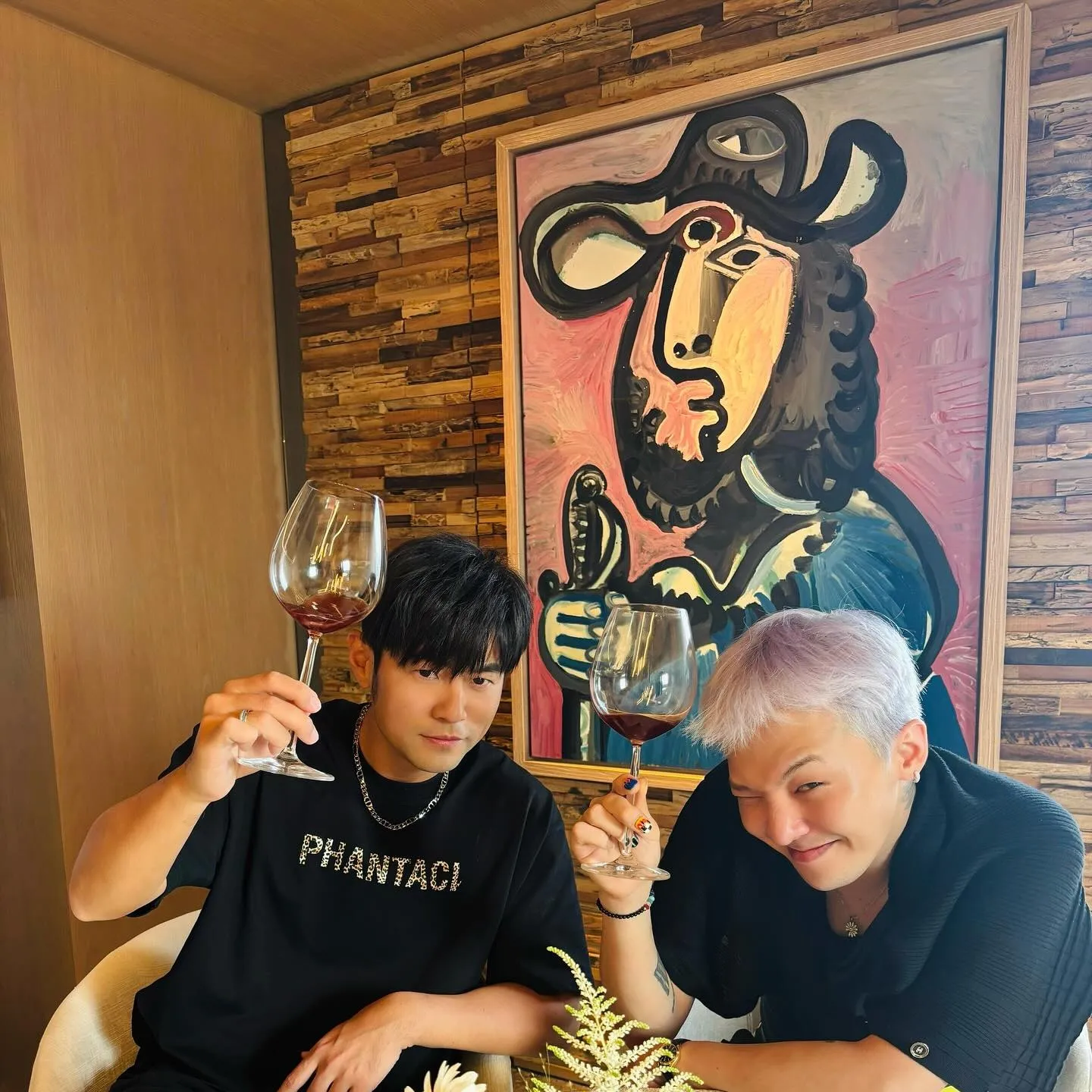 周杰倫邀請GD到家中作客，背後畢卡索名畫《持劍的火槍手》拍賣價格新台幣2.3億元起跳。（翻攝周杰倫INS）